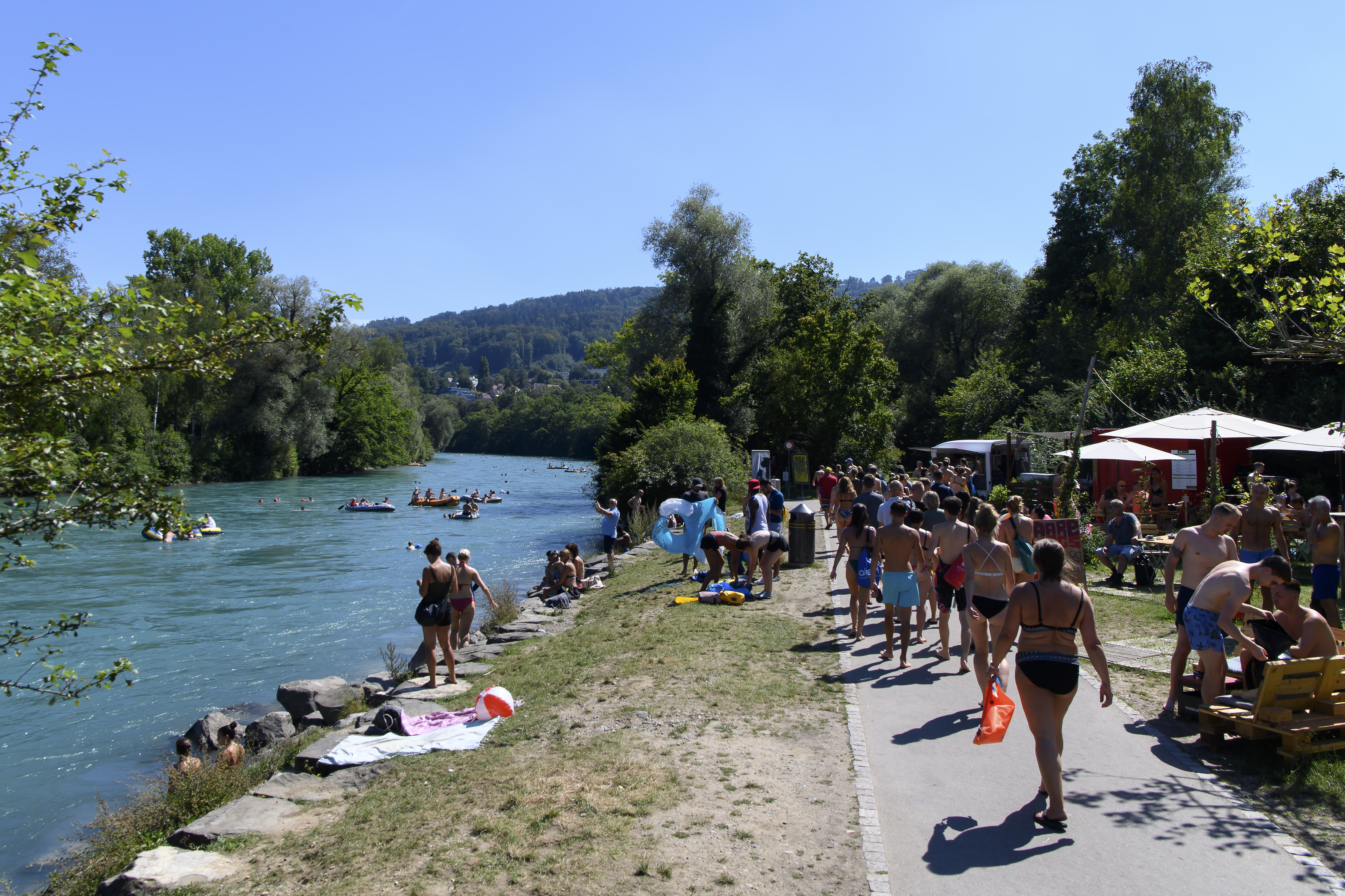 Švajcarska
epa08592070 People enjoy a swim in the Aare River during the sunny and warm weather, in Bern, Switzerland, 08 August 2020.  EPA-EFE/ANTHONY ANEX