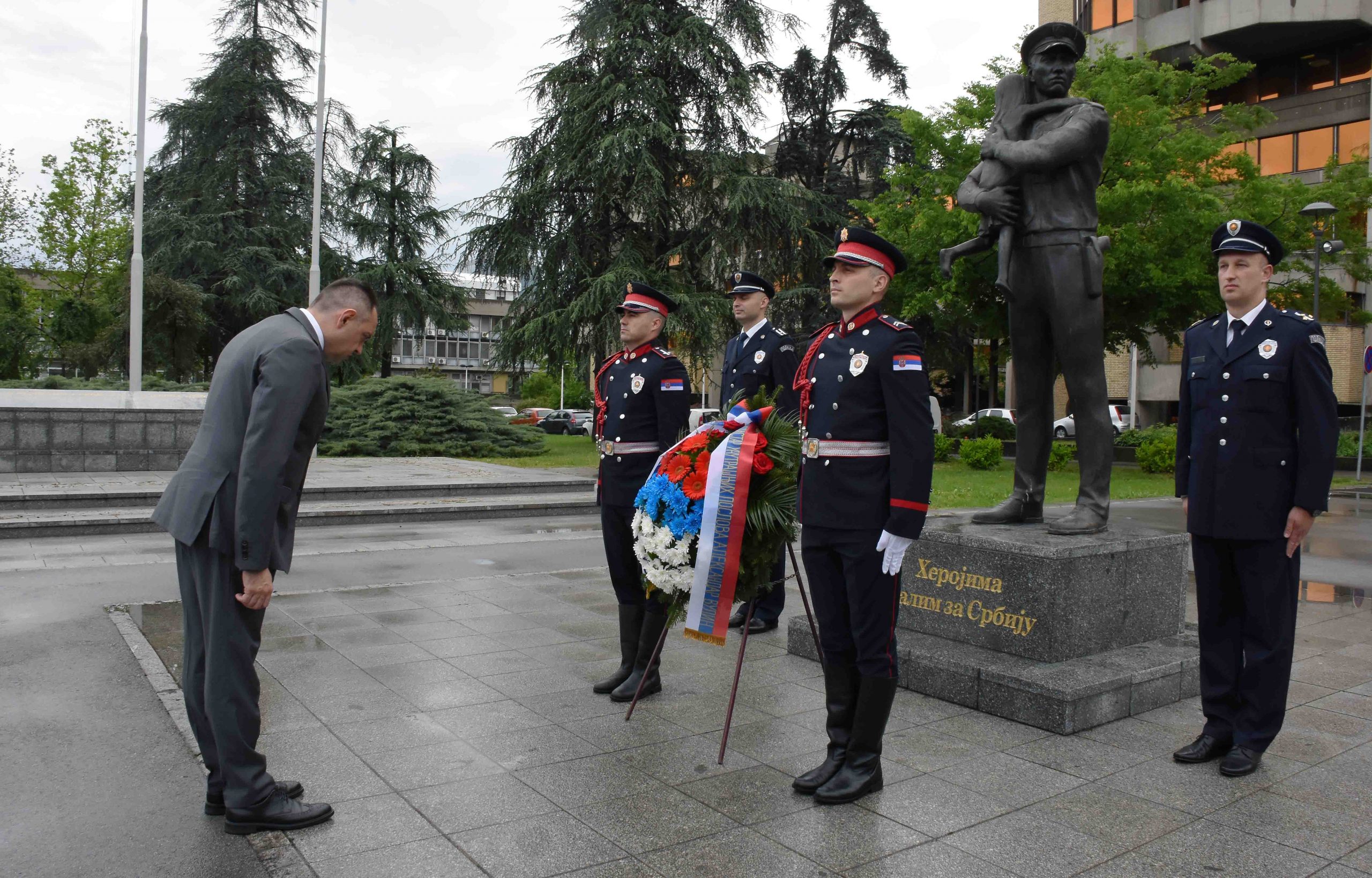 MINISTAR VULIN POLAGANJE VENCA STRADALIM POLICAJCIMA
