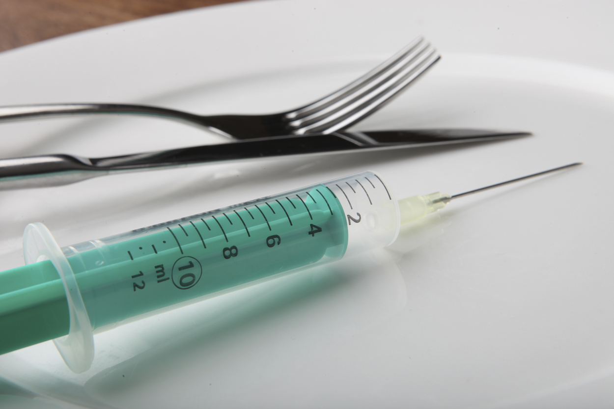 Knife, fork and a syringe lying on a plate,Image: 148149975, License: Rights-managed, Restrictions: , Model Release: no, Credit line: scully / imageBROKER / Profimedia