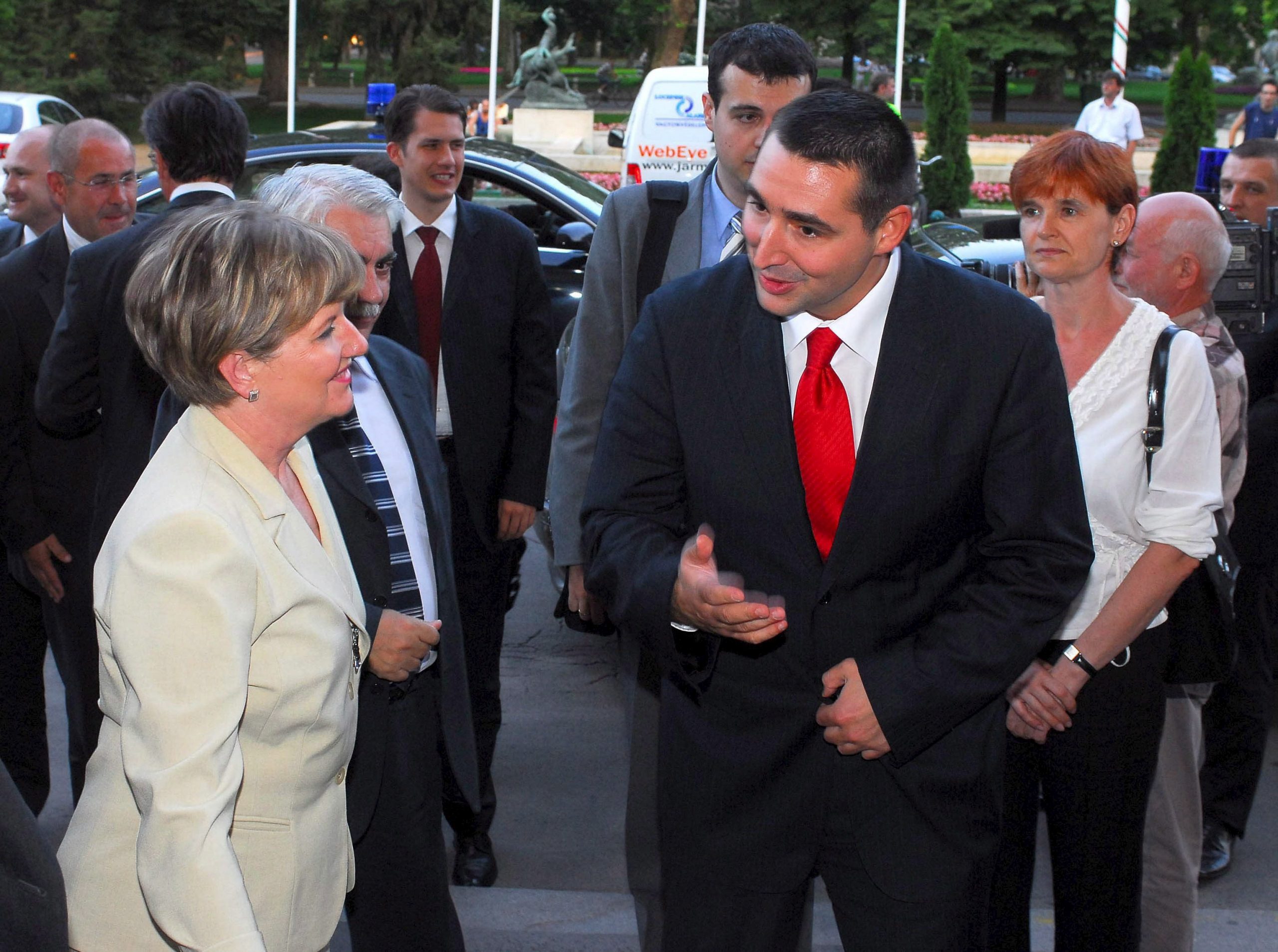 epa01036727 Speaker of Hungarian Parliament Katalin Szili (L) greets her Serbian counterpart Oliver Dulic (R) in Szeged, Hungary 12 June 2007.  EPA/GYOERGY NEMETH HUNGARY OUT