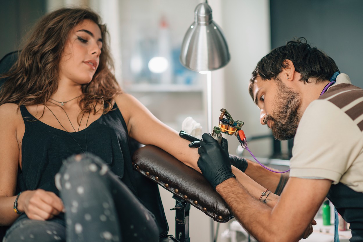 Tattoo studio. Toned image.,Image: 443180108, License: Royalty-free, Restrictions: Model Released

29980, 29979, Model Release: no, Credit line: MICROGEN IMAGES / Sciencephoto / Profimedia