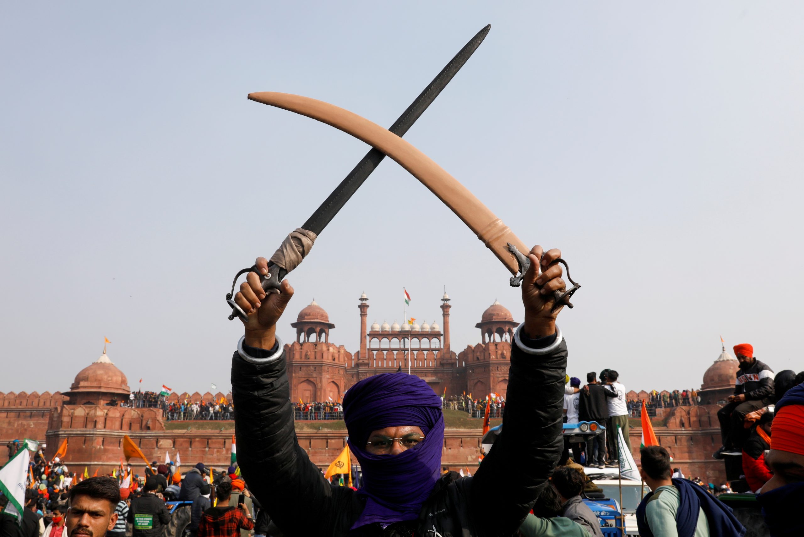 28012021 A farmer holds swords during a protest against farm laws introduced by the government, at the historic Red Fort in Delhi, India, January 26, 2021. REUTERS/Adnan Abidi     TPX IMAGES OF THE DAY