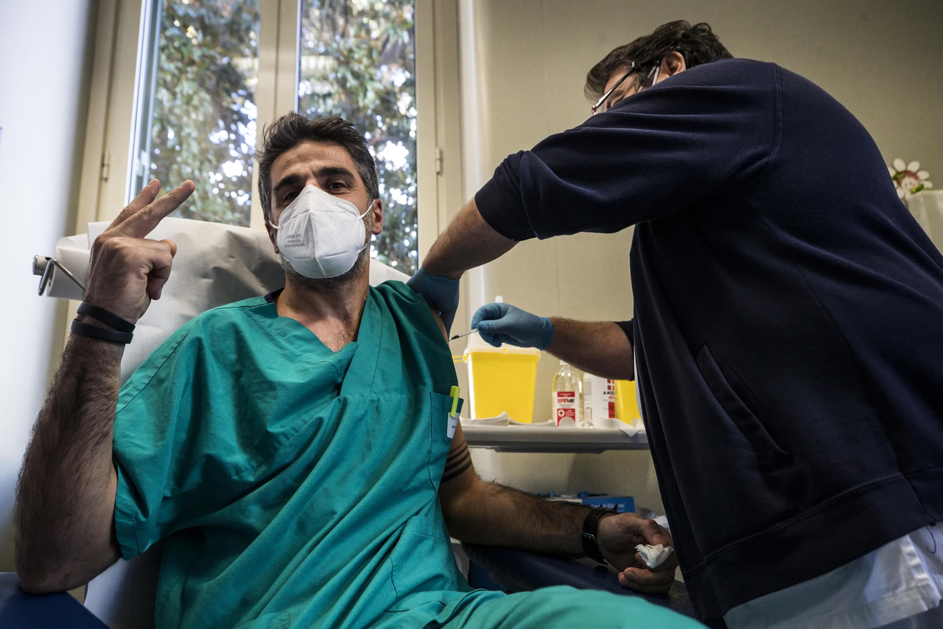 epa08909306 Healthcare workers during vaccination operations against COVID-19 with a dose of the Pfizer-BioNTech vaccine at the San Camillo Forlanini Hospital in Rome, Italy, 29 December 2020.  EPA-EFE/ANGELO CARCONI