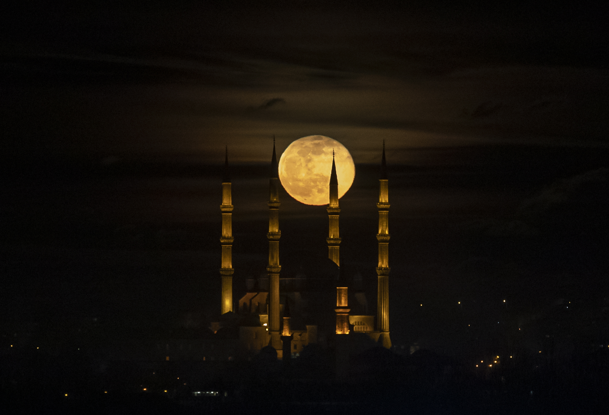 epaselect epa08973453 A full moon rises behind the Selimiye Mosque in Edirne, Turkey, 29 January 2021.  EPA-EFE/ERDEM SAHIN