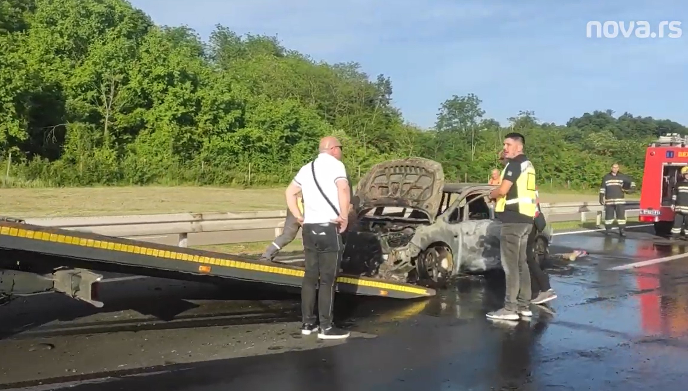 Izgoreo automobil na delu autoputa između Aleksinca i Niša