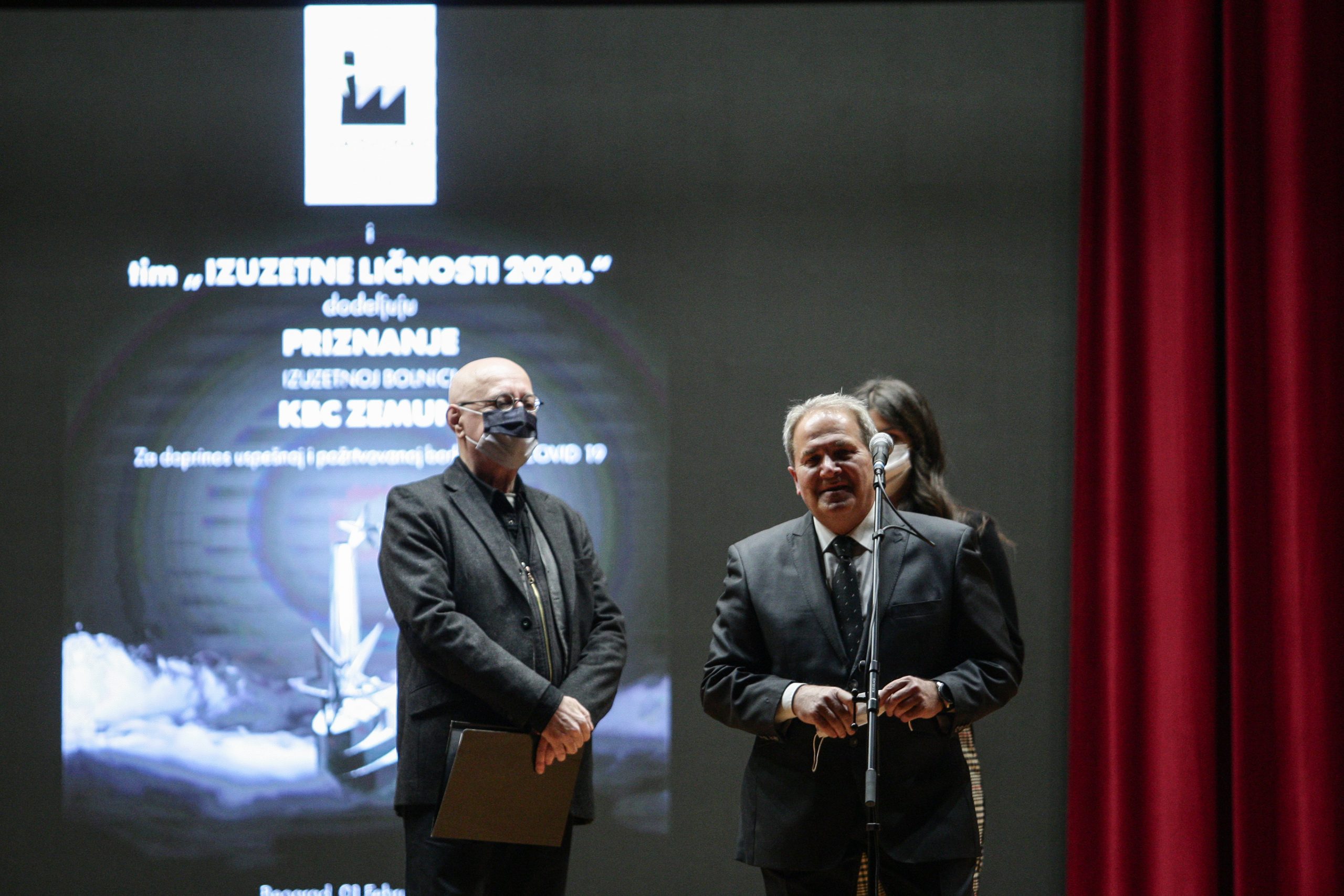Beograd, 1. februara 2021 - Direktor KBC Zemun Dragos Stojanovic i glumac Irfan Mensur. Svecana dodela nagrada "Izuzetne licnosti" za 2020. godinu u organizaciji agencije Fabrika dobre energije. FOTO TANJUG/ SAVA RADOVANOVIC/ mn