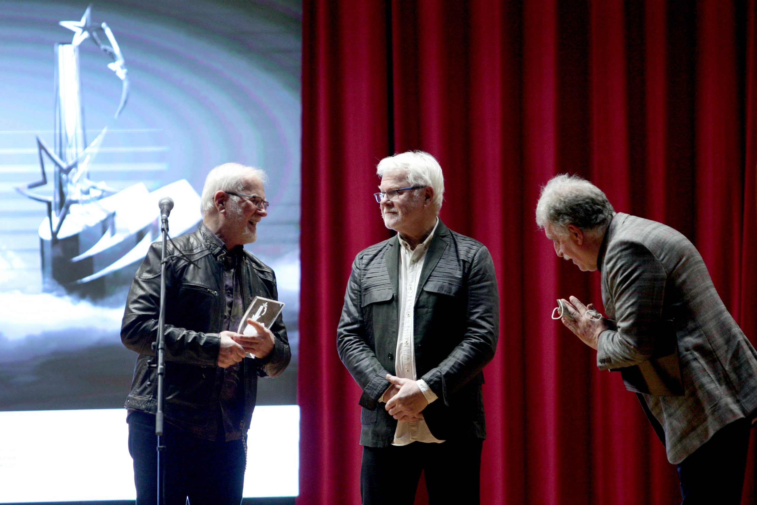 Beograd, 1. februara 2021 - Rok kriticar Petar Peca Popovic i clanovi YU grupe Dragi i Zika Jelic. Svecana dodela nagrada "Izuzetne licnosti" za 2020. godinu u organizaciji agencije Fabrika dobre energije. FOTO TANJUG/ SAVA RADOVANOVIC/ mn