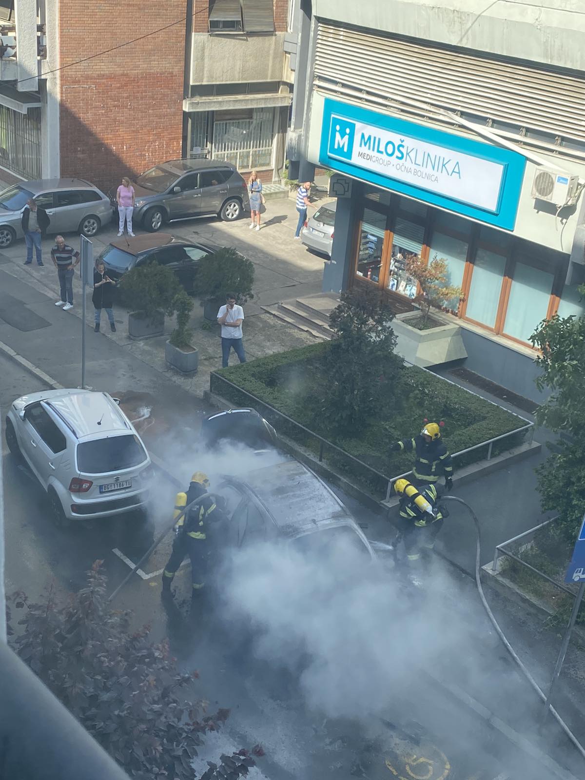 U beogradskoj Ulici Radoslava Grujića zapalio se automobil. zapaljen automobil