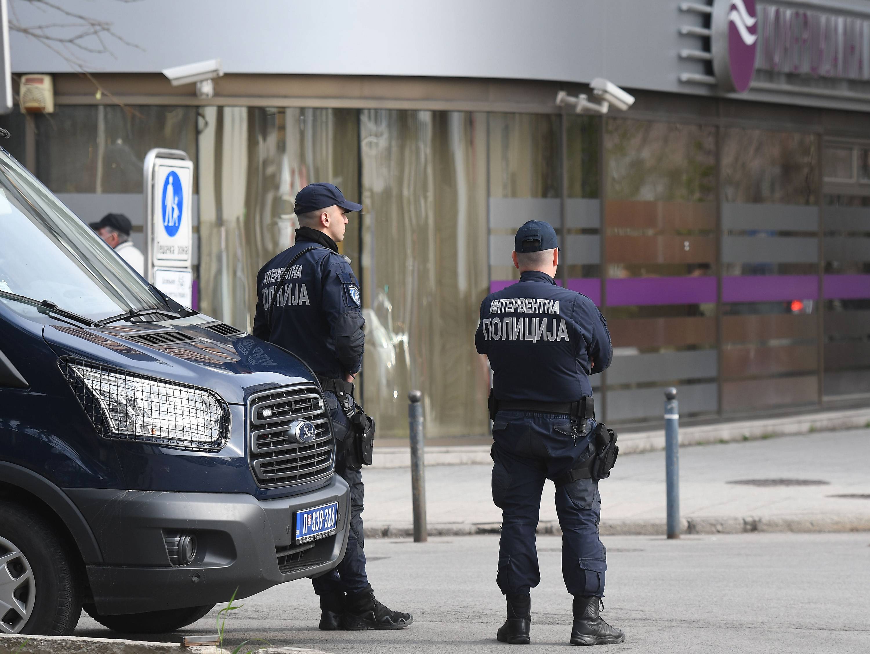 Novi Sad, 02.04.2021. - Pripadnici interventne policije stoje na ulici u centru grada.  (BETAPHOTO/DRAGAN GOJIC/MO)