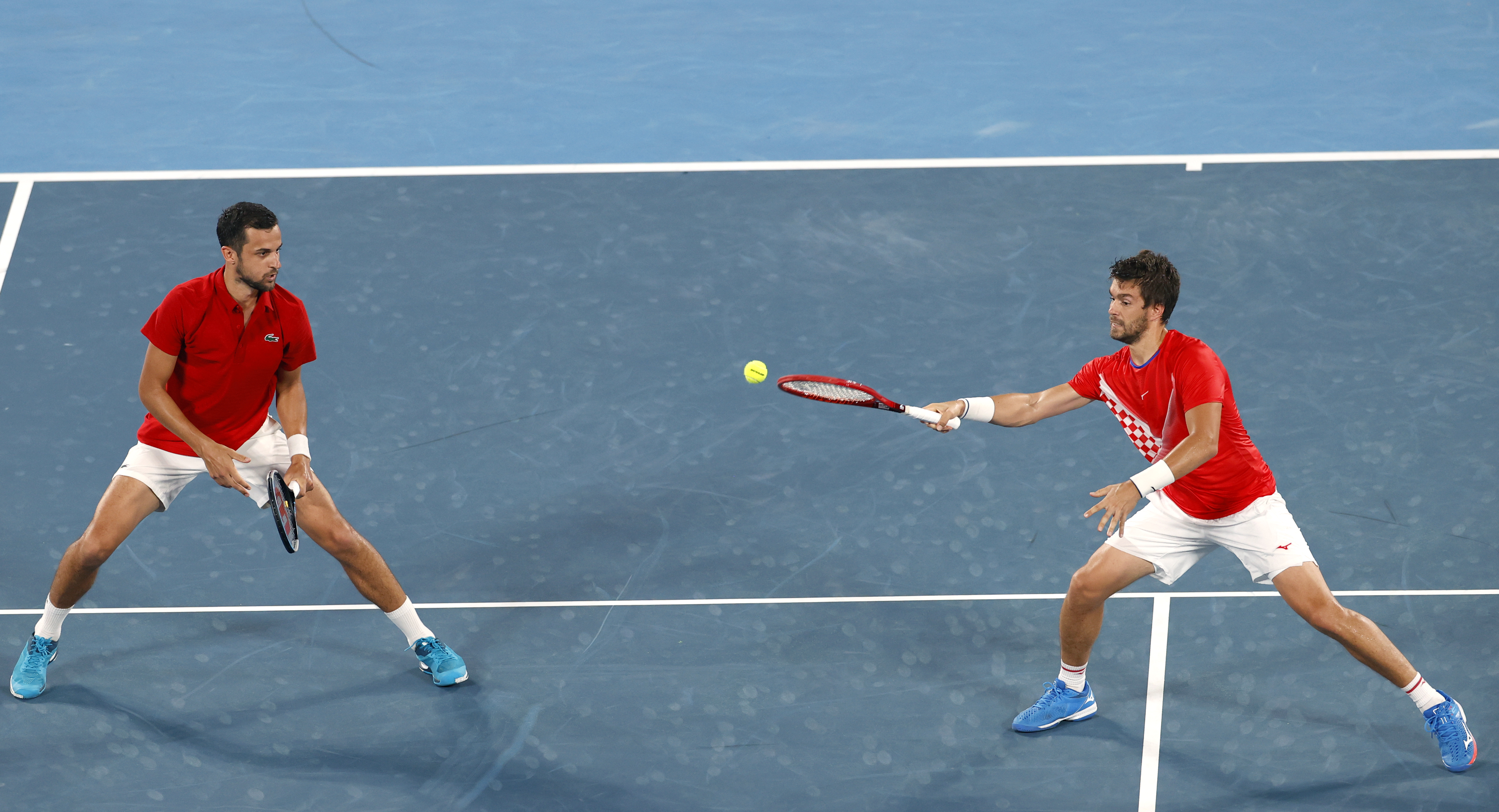 epa09379736 Nikola Mektic (R) and Mate Pavic (L) of Croatia in action during the Men's Doubles Gold Medal match, Tennis events of the Tokyo 2020 Olympic Games at the Ariake Coliseum in Tokyo, Japan, 30 July 2021.  EPA-EFE/RUNGROJ YONGRIT