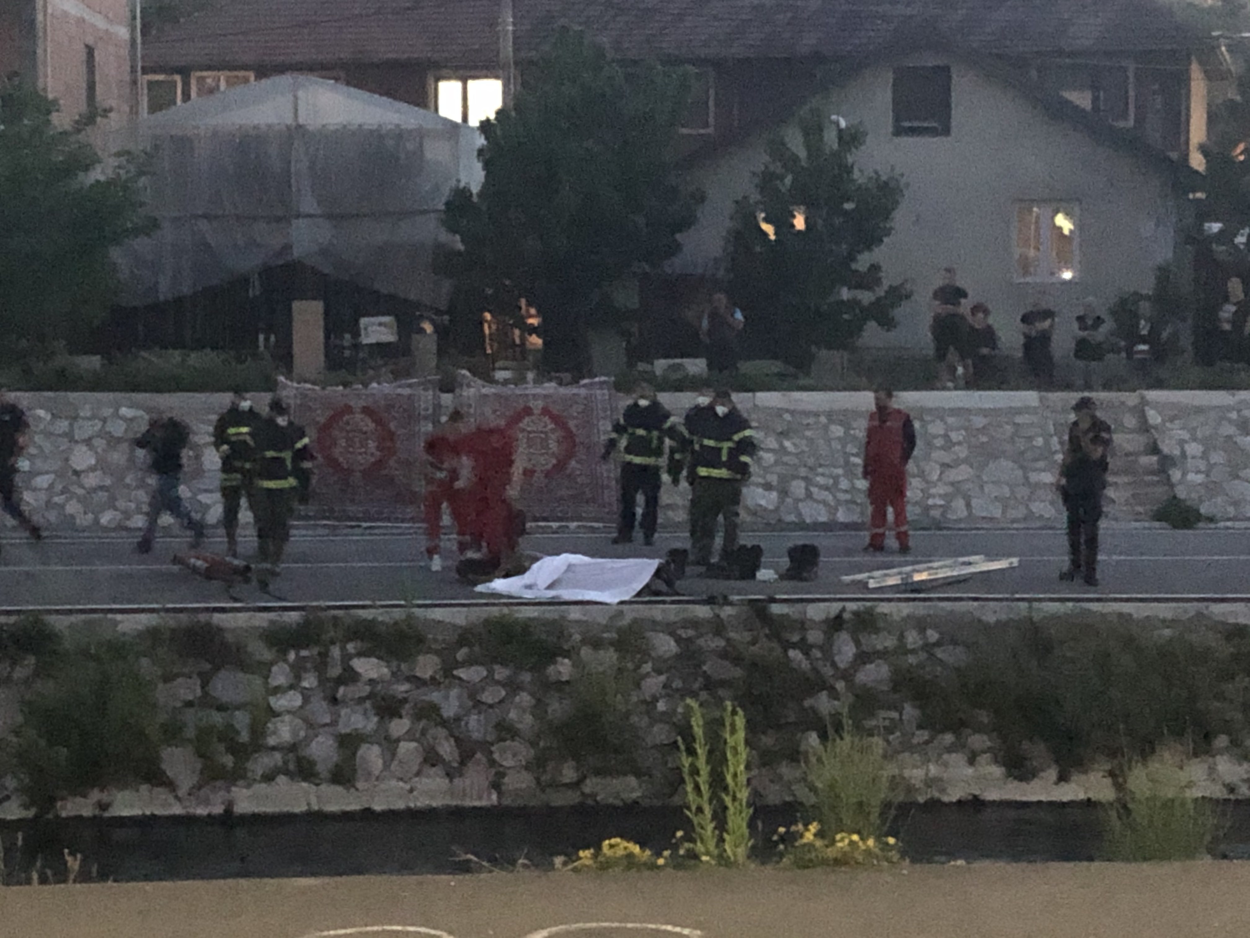 Novi Pazar 26.05.2021. Naselje Jalija, reka Raška, pronađen, pronadjen leš, telo, mlađi, mladji muškarac, policija, hitna pomoć, uviđaj, uvidjaj, hronika Foto: Irfan Ličina/Nova.rs