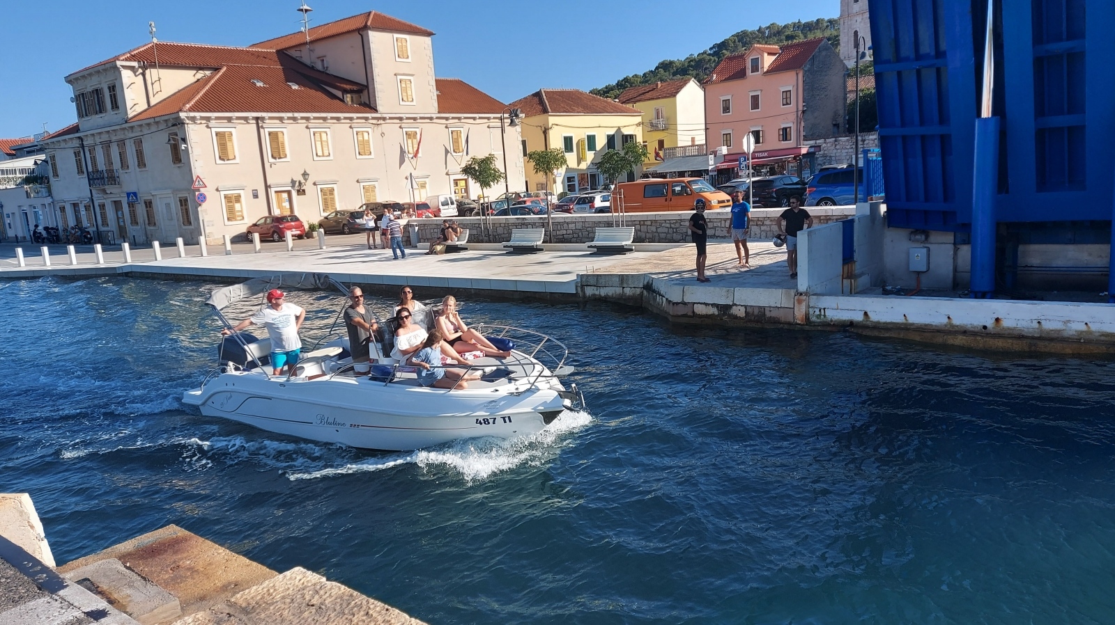16.08.2020.,Tisno - Podizni most Tisno u Tisnom jedina je poveznica otoka Murtera s kopnom. Nekada se most otvarao tako sto se micao u stranu, na rucni pogon, a danas se podize kako bi plovila mogla proci. Photo: Dusko Jaramaz/PIXSELL