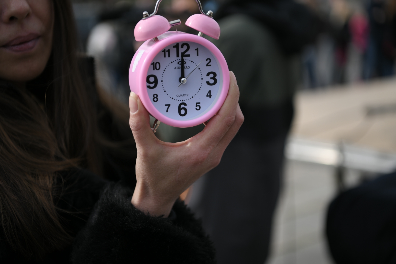 Beograd 06. februar 2021. Protest malih privrednika ispred Skupstine Srbije sat budilnik Foto:Dragan Mujan/Nova.rs
