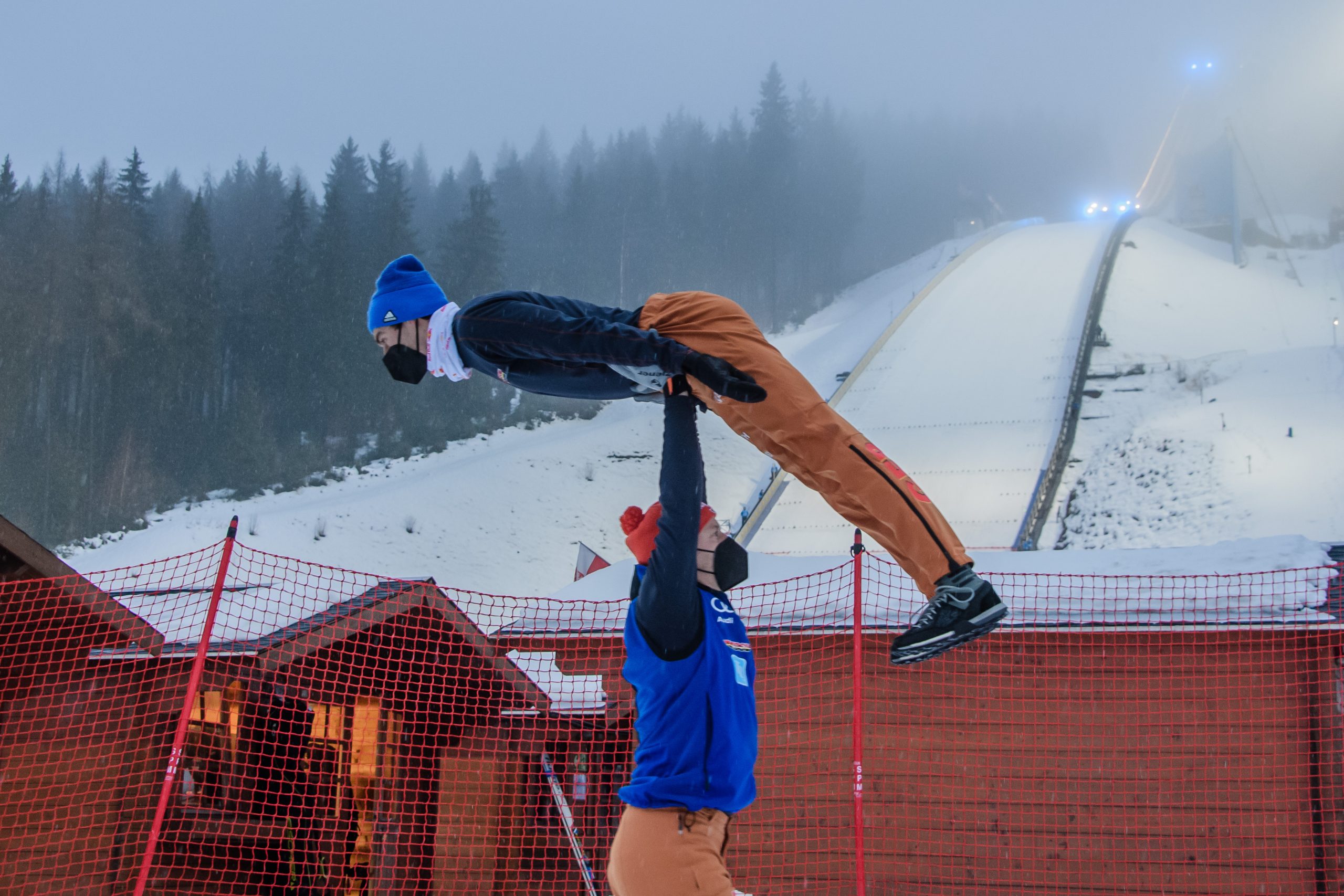 06022021 epa08990633 Athletes warm up at the FIS World Cup Nordic Combined event in Klingenthal, Germany, 06 February 2021.  EPA-EFE/CLEMENS BILAN