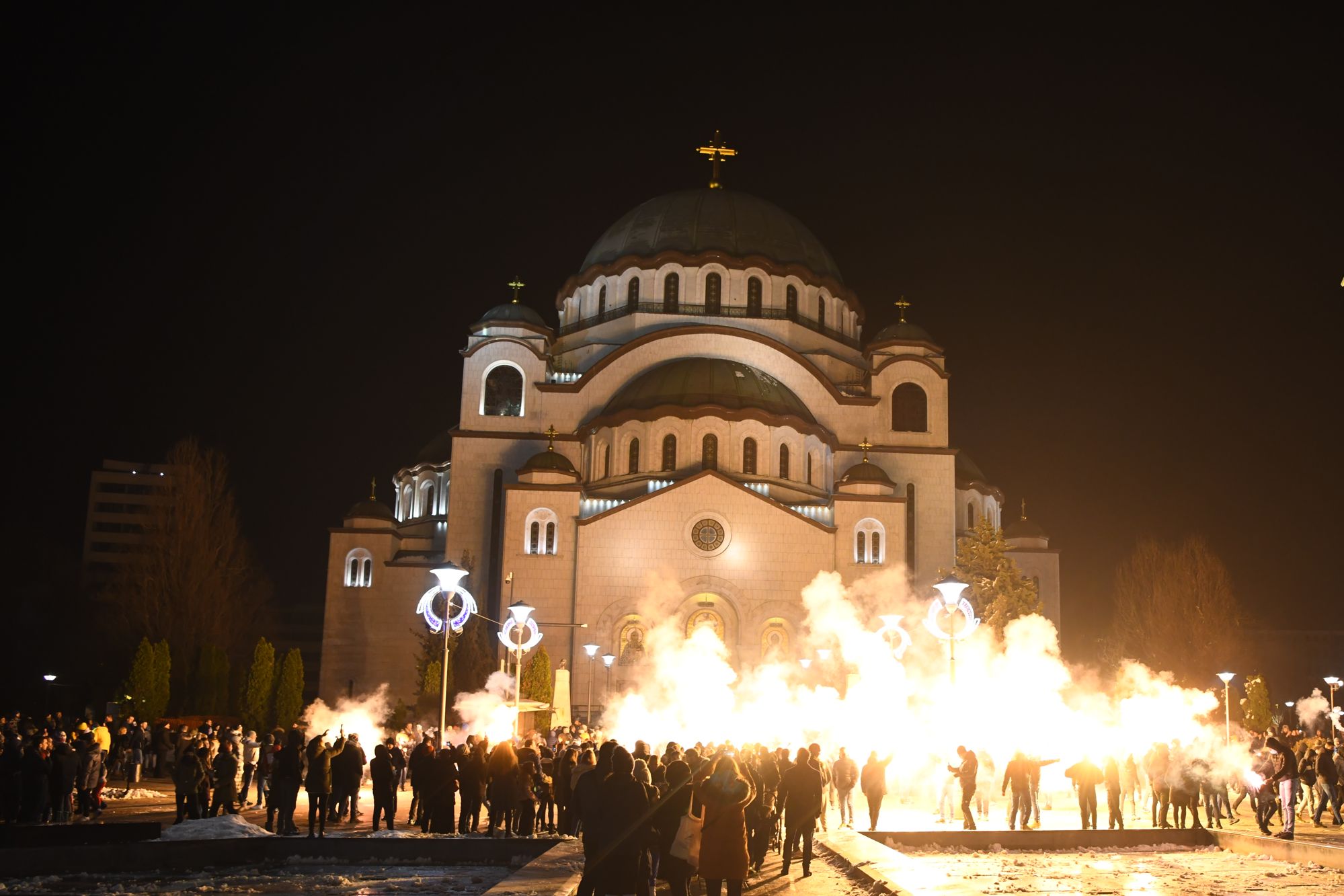 Beograd 14. januar 2021. Docek srpske Nove godine na platou ispred Hrama Svetog Save docekan je uz baklje navijaca, baklje Foto:Goran Srdanov/Nova.rs