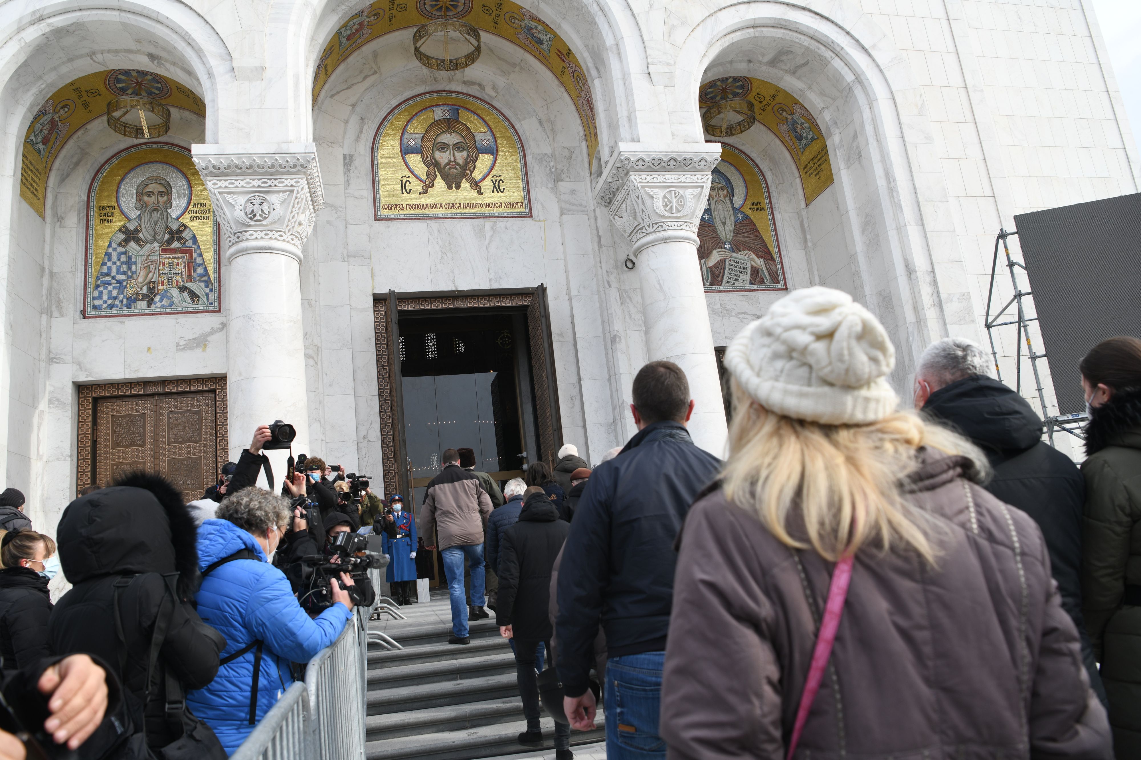 Beograd 21. novembar 2020. Vernici  ulaze u Hram Svetog Save da odaju postu upokojenom patrijarhu Irineju Foto:Filip Krainčanić/Nova.rs