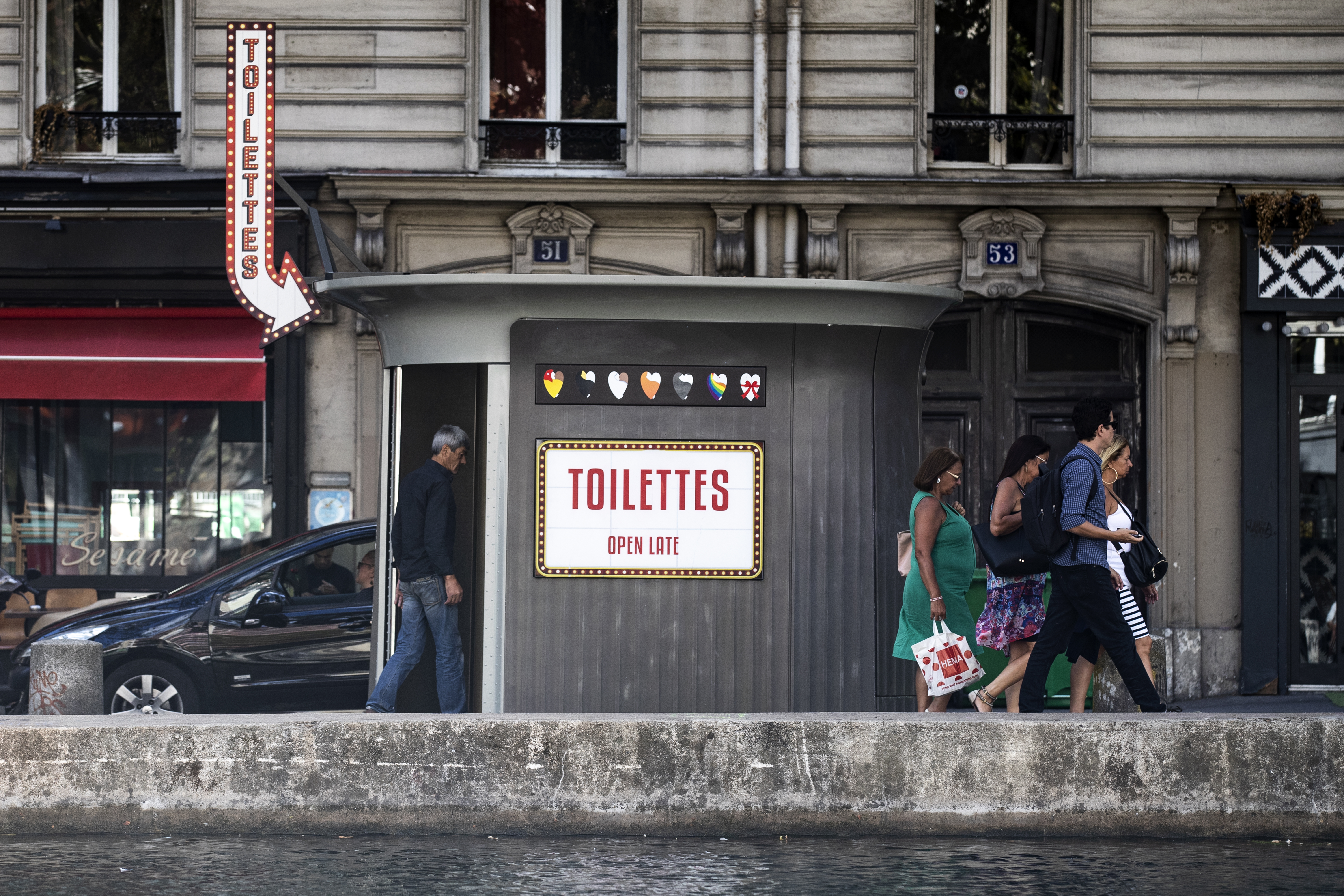 epa06949389 A man enters a public toilet adorned as an American diner next to the Canal Saint Martin in Paris, France, 14 August 2018.  EPA-EFE/ETIENNE LAURENT