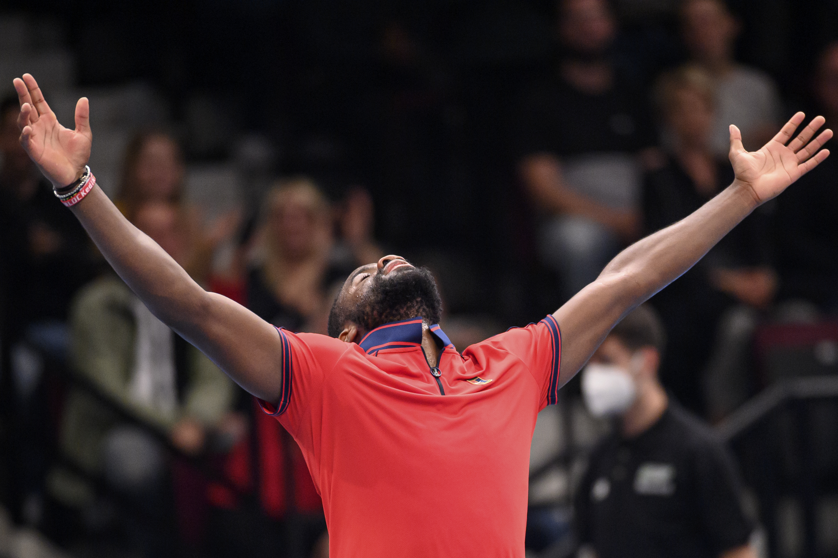epa09554634 Frances Tiafoe of the US celebrates after winning his semi final match against Jannik Sinner of Italy at the Erste Bank Open ATP tennis tournament in Vienna, Austria, 30 October 2021.  EPA-EFE/CHRISTIAN BRUNA
