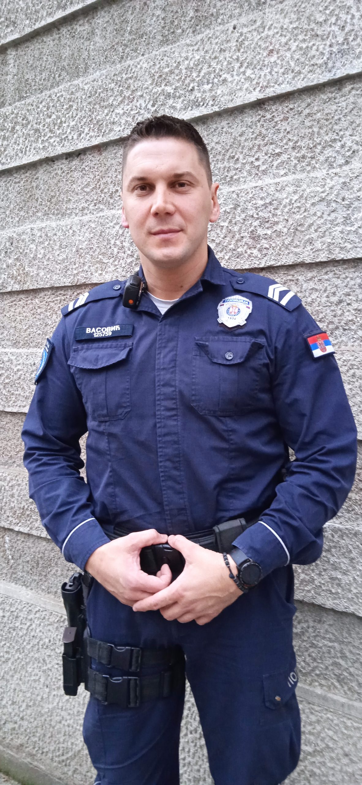 Rade Vasović „Bambi“, trdesetčetvorogodišnji policajac Interventne jedinice iz Užica, sa 15. sprata,
držeći se golim rukama za ogradu, spustio se sprat niže, kako bi kroz terasu ušao u stan u kome je bila
starica, za koju nisu bili sigurni da li je živa.