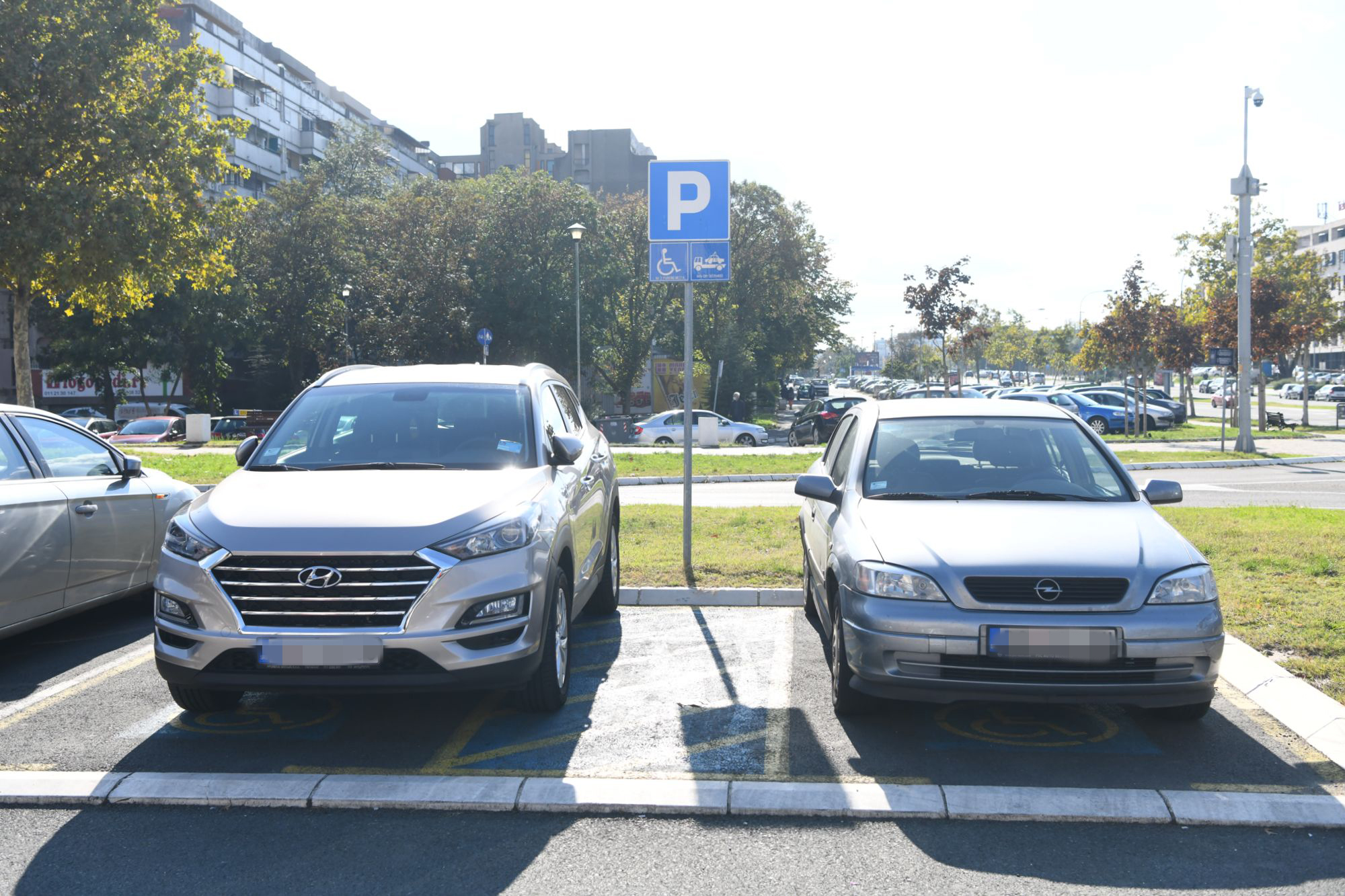 beograd 19.10.2020  bahato parkiranje, parkiranje na mesta za invalide, parking mesto za invalide, nalepnica za invalide za automobile