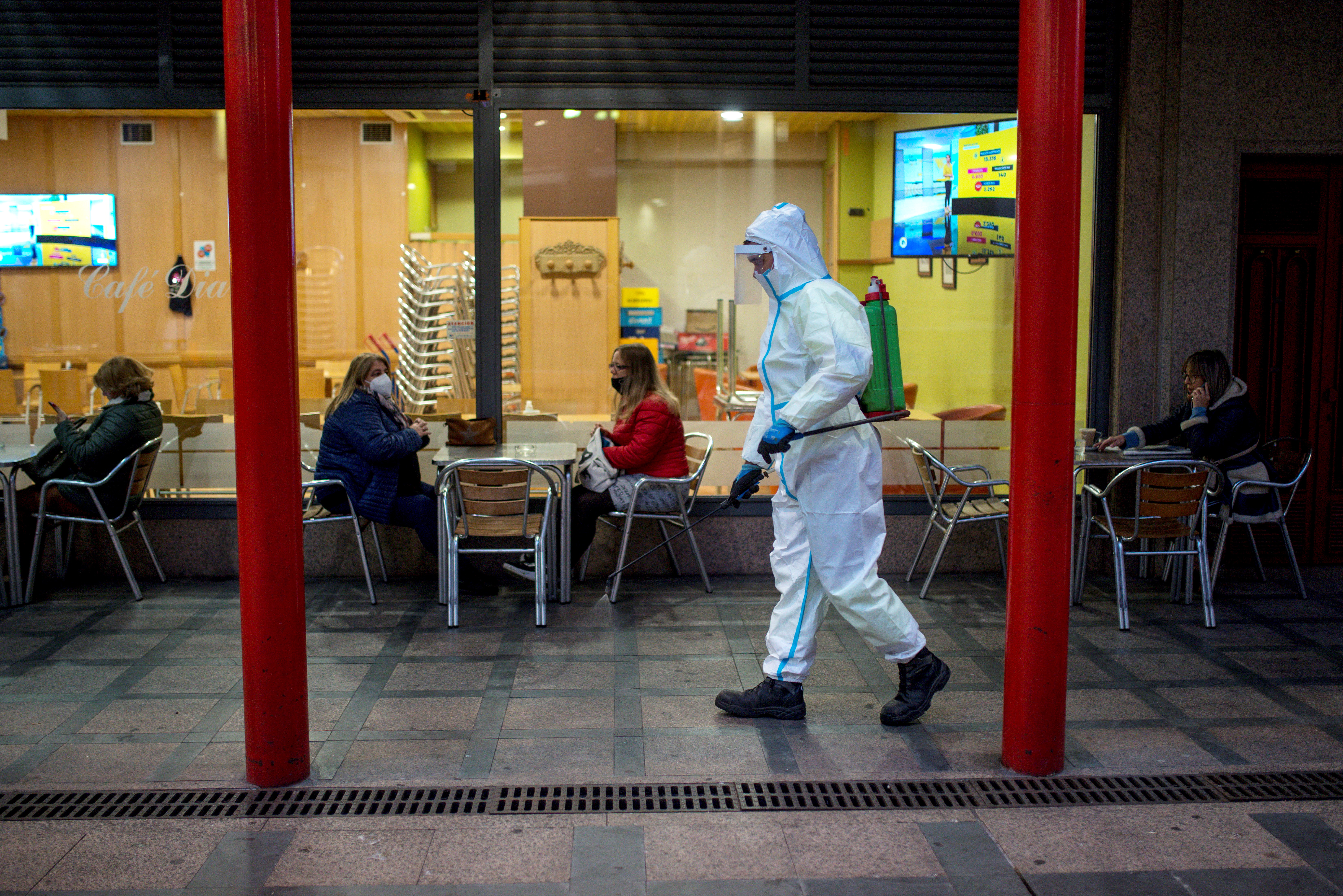 Španija, koronavirus, korona
epa08749966 A municipal worker disinfects a street on a playground in Ourense, province of Galicia, northwestern Spain, 16 October 2020.  EPA-EFE/Brais Lorenzo