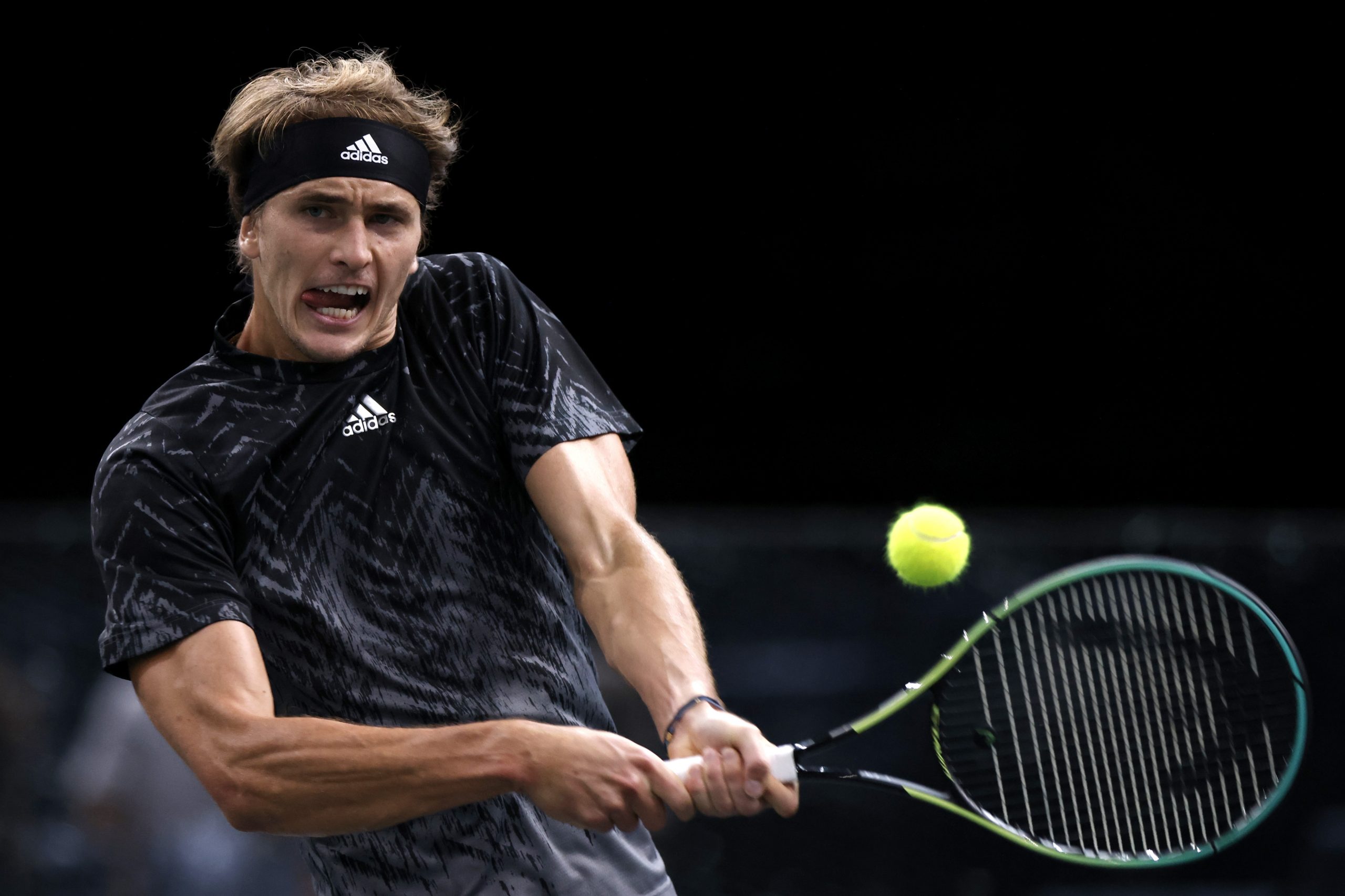 epa09567158 Alexander Zverev of Germany in action during his quarter final match against Capser Ruud of Norway at the Rolex Paris Masters tennis tournament in Paris, France, 05 November 2021.  EPA-EFE/YOAN VALAT