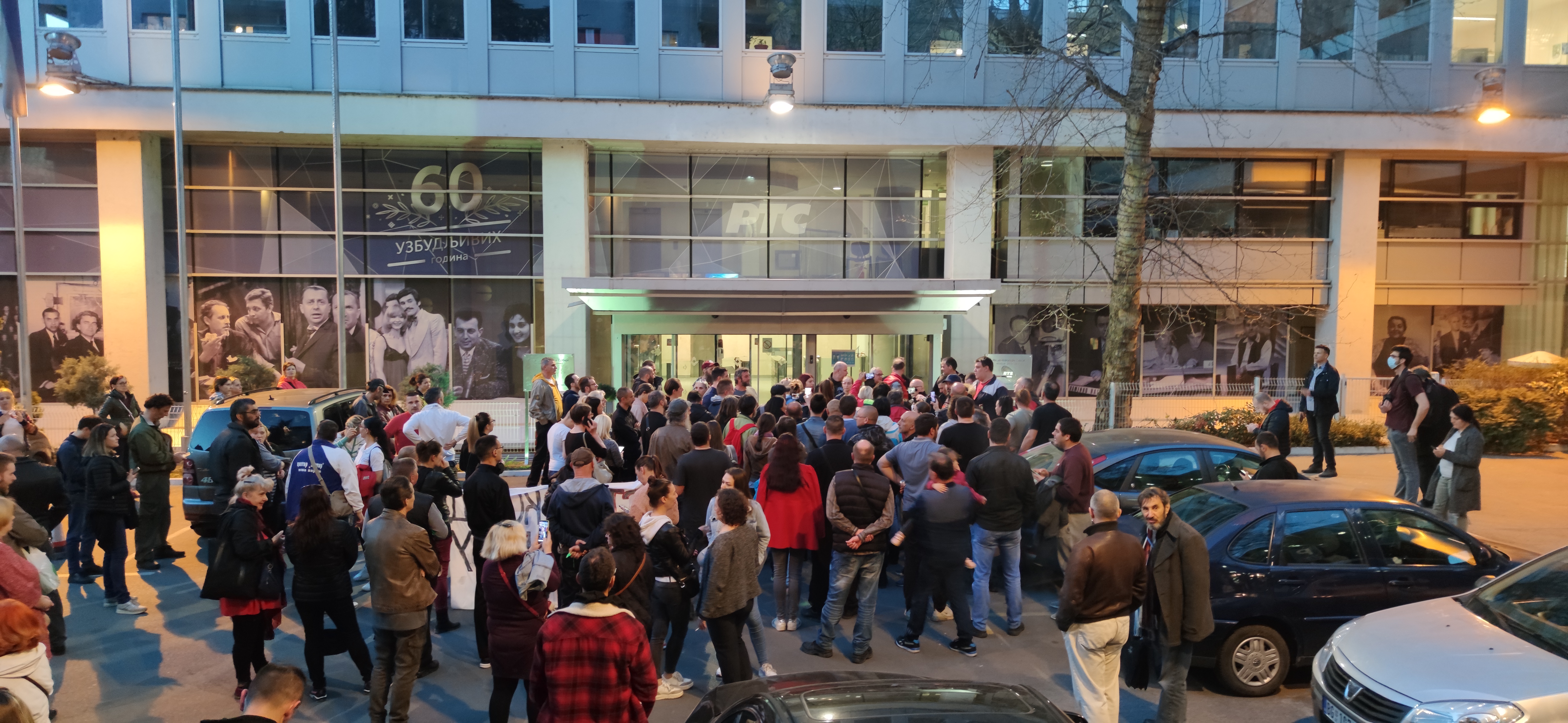 Beograd 01.04.2021. Antivakseri, antivakcinaši, ispred zgrade RTS-a Foto: Nova.rs