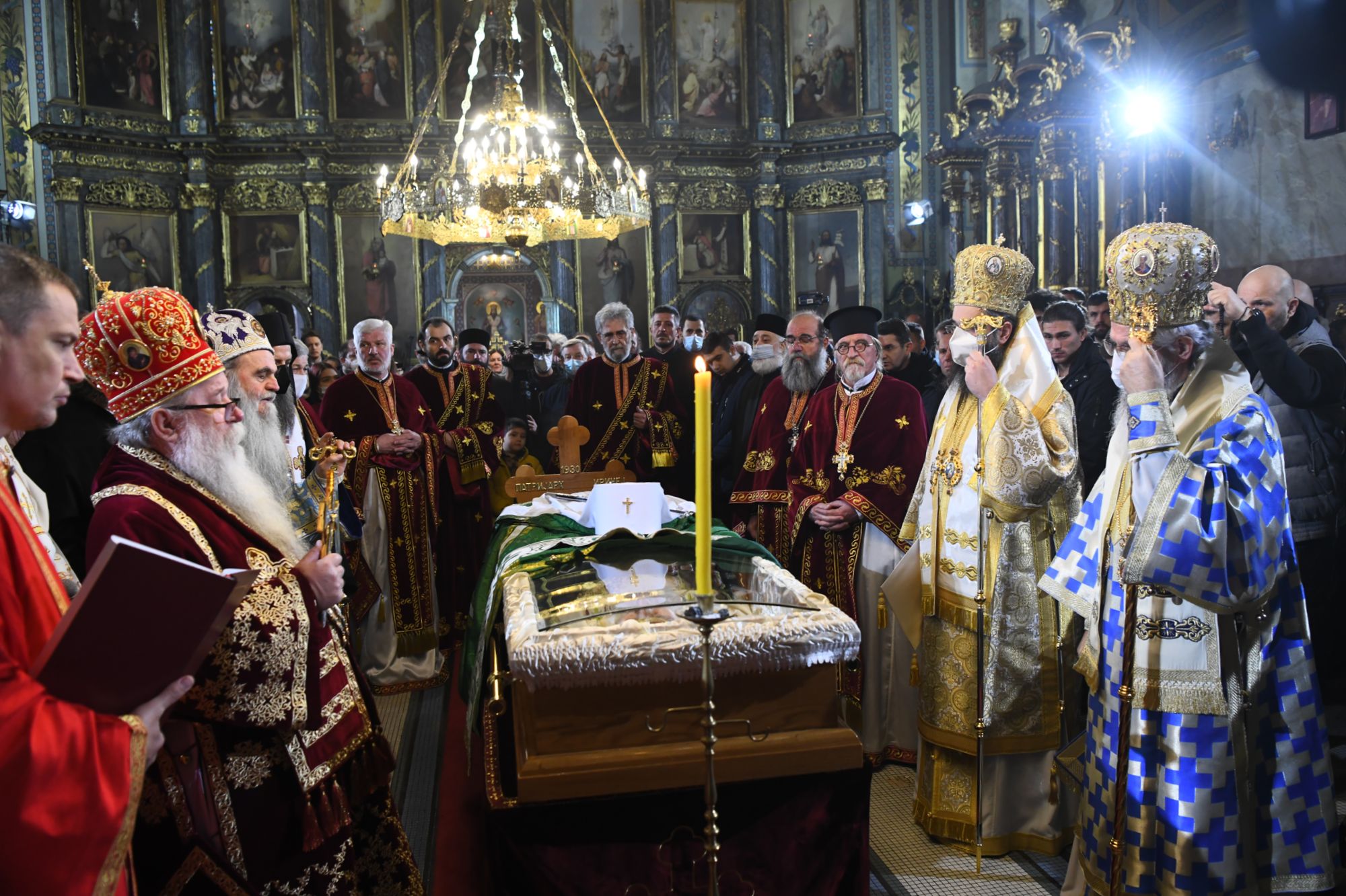 Beograd 21. novembar 2020. Saborna crkva, telo patrijarha Irineja izlozeno u hramu, vernici, liturgija vladike Foto:Goran Srdanov/Nova.rs