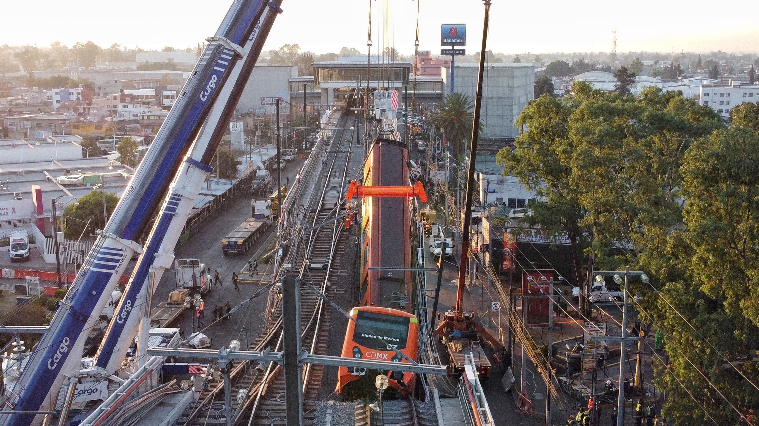 Meksiko At least 23 dead and 79 injured in a subway bridge collapsed in Mexico City