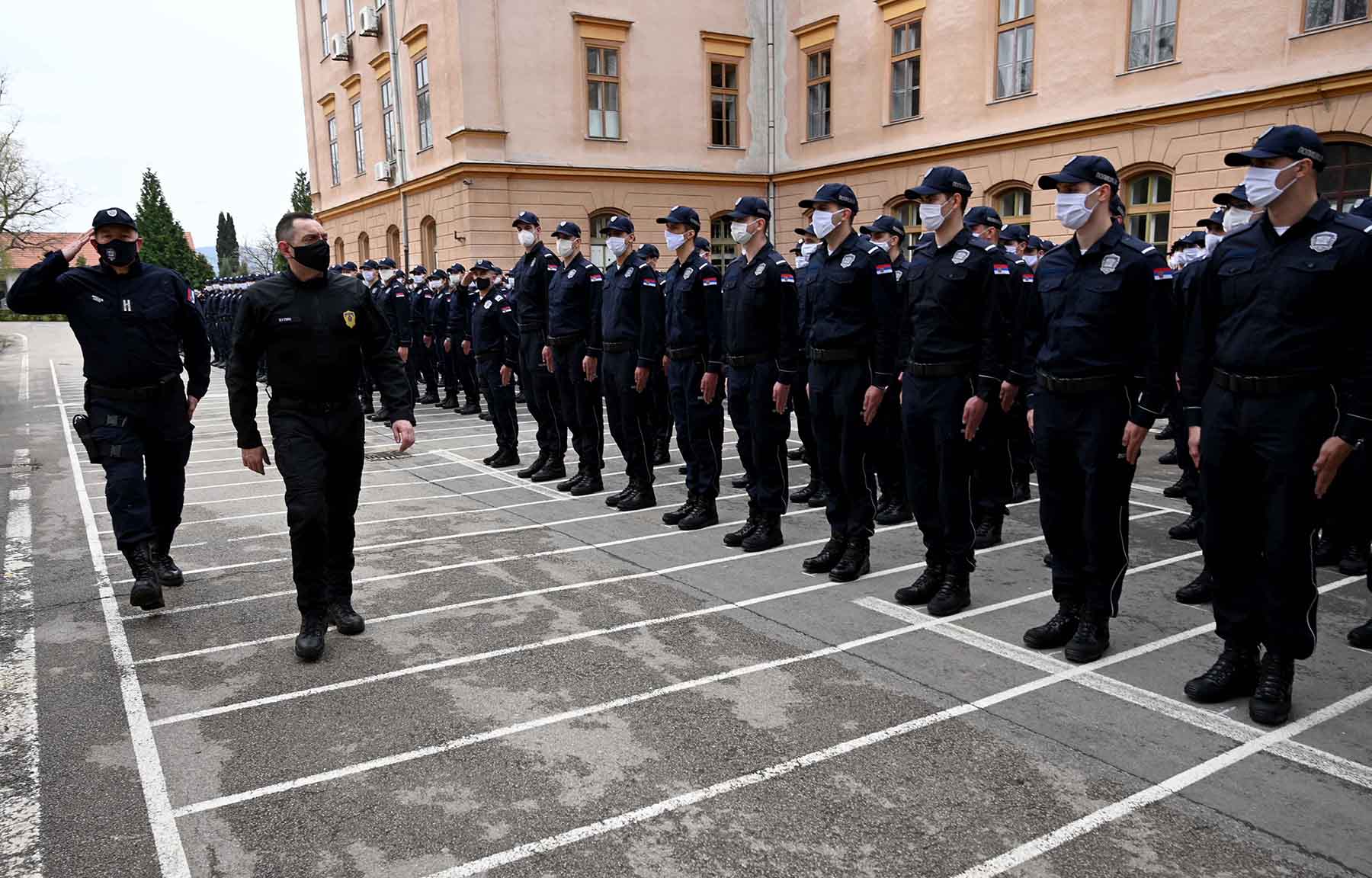 Sremska Kamenica, 02.04.20201. - Ministar unutrasnjih poslova Aleksandar Vulin obisao je danas polaznike 28. i 29. klase Centra za osnovnu policijsku obuku koji se nalaze na obuci u Sremskoj Kamenici