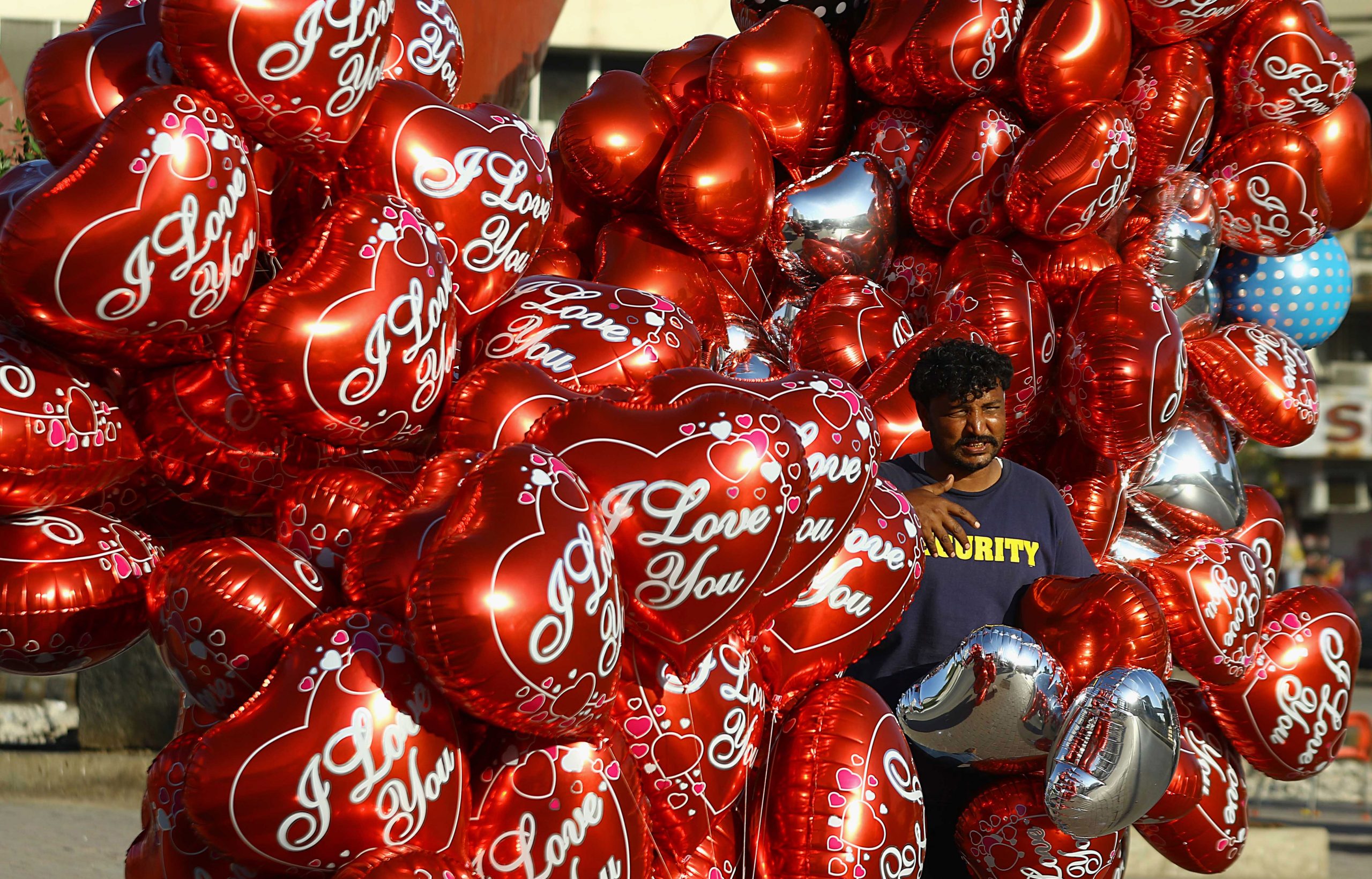 epa09012367 A vendor sells balloons on Valentine's Day in Karachi, Pakistan, 14 February 2021. Valentine's Day, which is celebrated worldwide on 14 February each year, is considered to be un-Islamic in Pakistan.  EPA-EFE/SHAHZAIB AKBER
