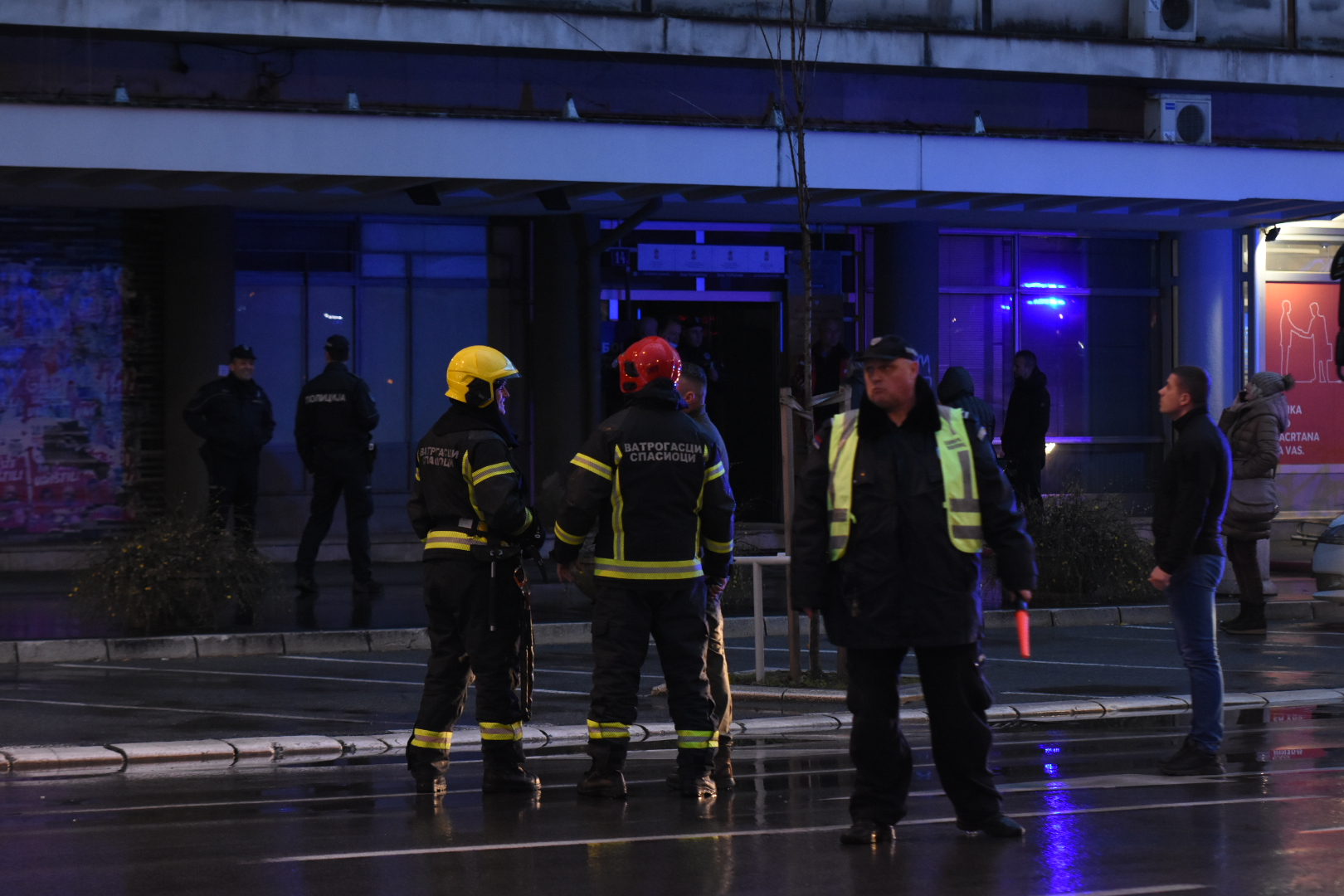 Novi Sad 17.03.2021. Požar, poslovna zgrada, vatrogasci Foto: Nenad Lazić/Nova.rs