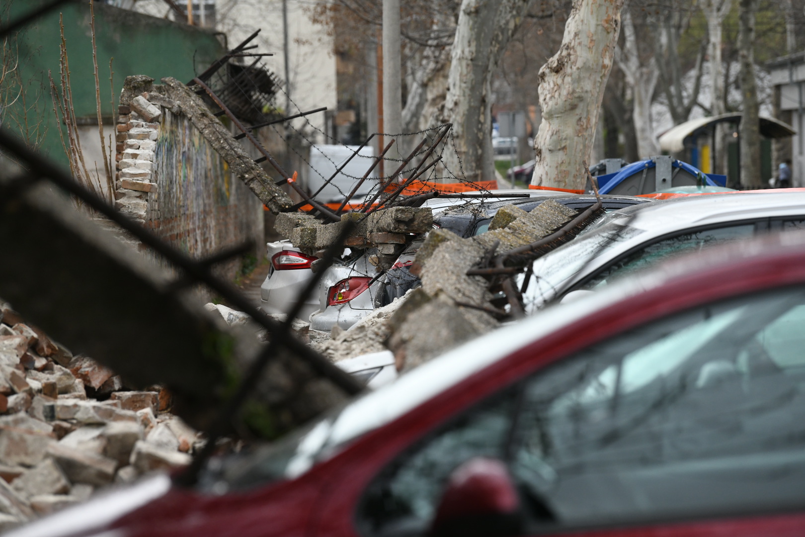 Zemun 04.04.2021. Srušen zid kod Zemunskog stadiona u Dobanovačkoj ulici, zemunski stadion, Dobanovačka Foto: Vesna Lalić/Nova.rs
