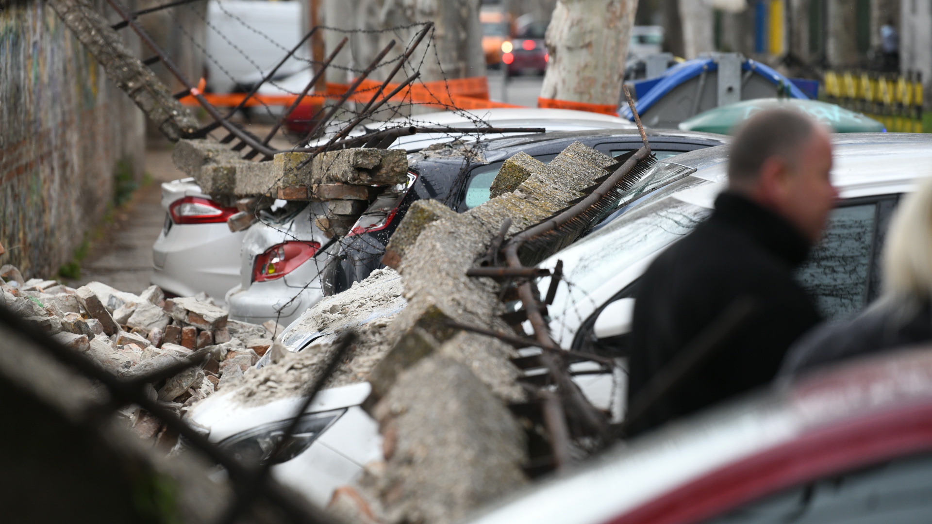 Zemun 04.04.2021. Srušen zid kod Zemunskog stadiona u Dobanovačkoj ulici, zemunski stadion, Dobanovačka Foto: Vesna Lalić/Nova.rs