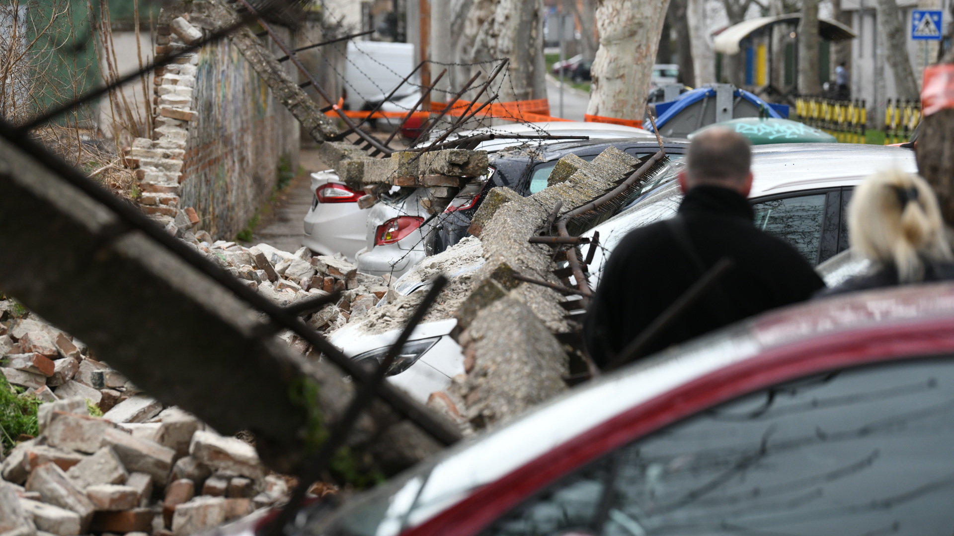 Zemun 04.04.2021. Srušen zid kod Zemunskog stadiona u Dobanovačkoj ulici, zemunski stadion, Dobanovačka Foto: Vesna Lalić/Nova.rs