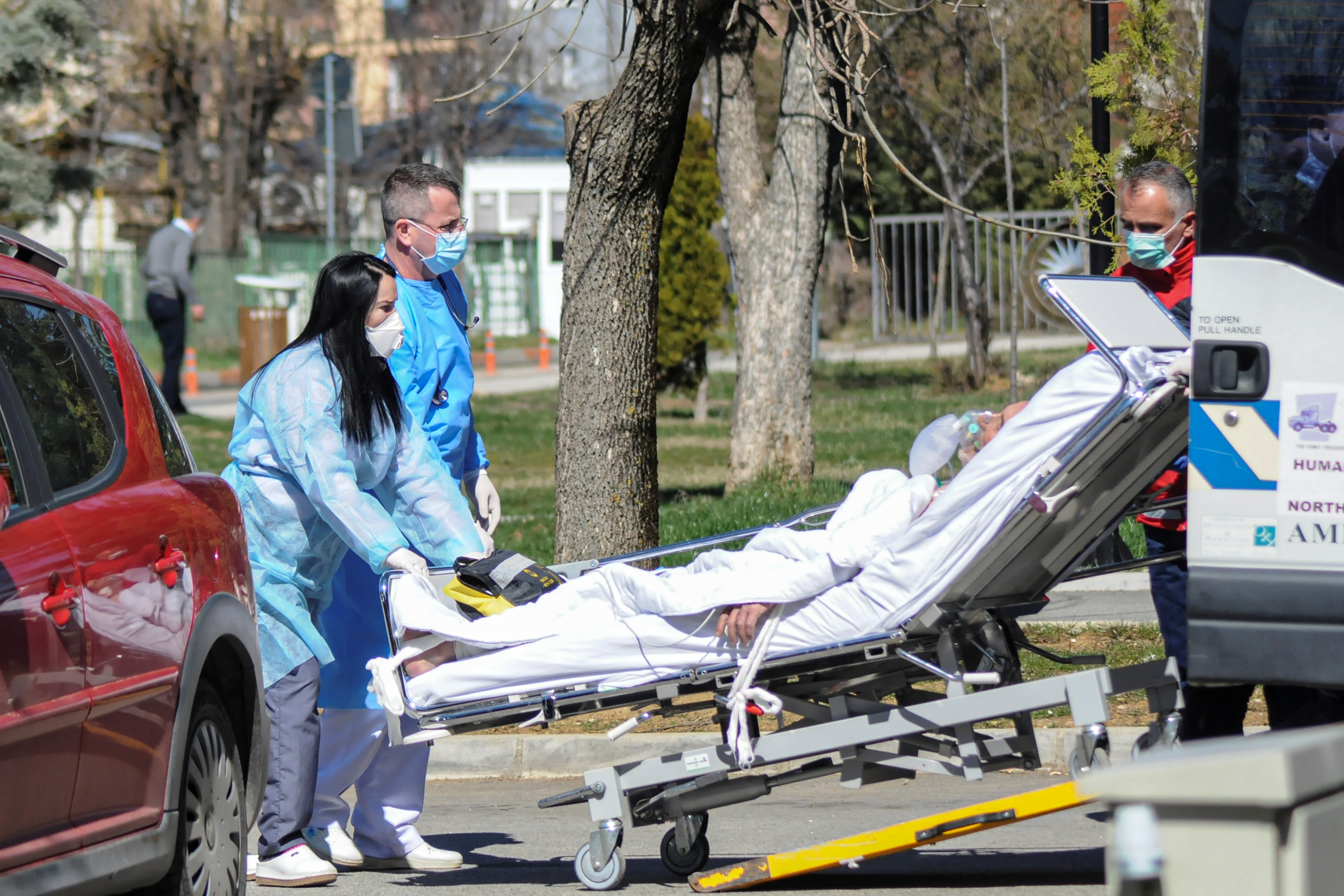 Medical workers carry a patient who is suspected of having coronavirus disease (COVID-19) in a hospital in Pristina, Kosovo, March 16, 2020. REUTERS/Laura Hasani - RC22LF92DO10