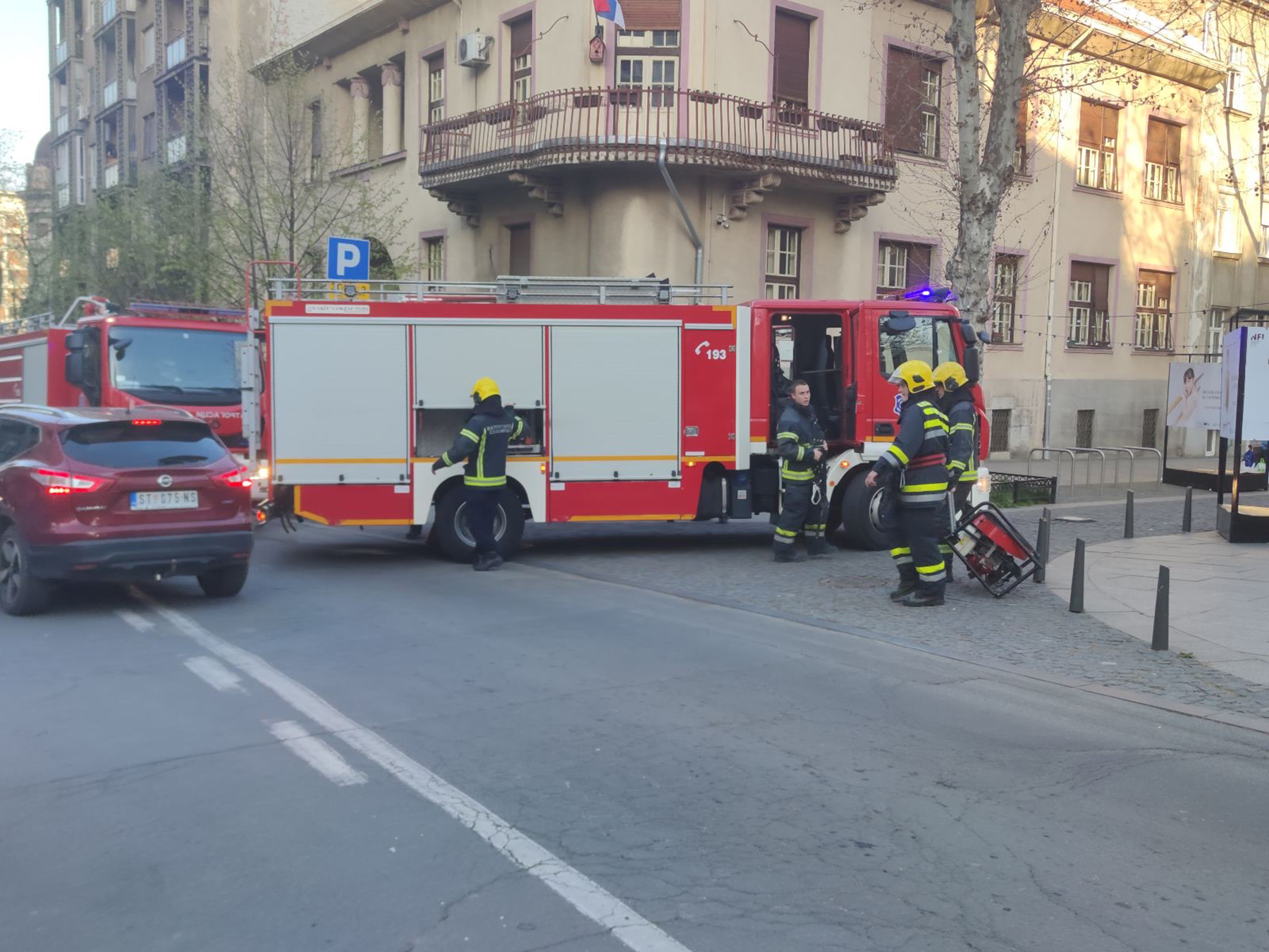Beograd 09. april 2021. Pozar na prvom spratu zgrade u Ulici Strahinjica Bana na broju 82  vatrogasci