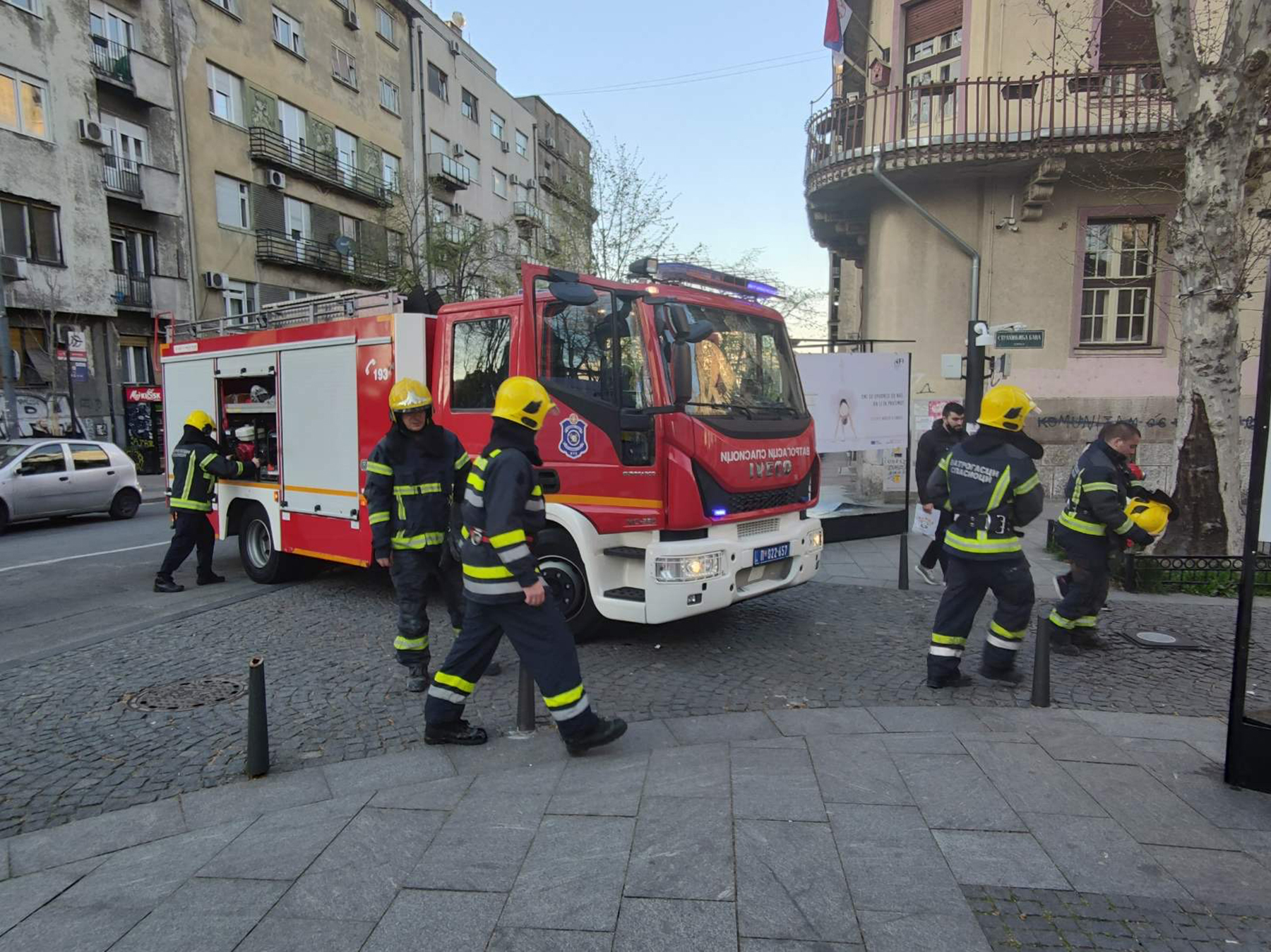 Beograd 09. april 2021. Pozar na prvom spratu zgrade u Ulici Strahinjica Bana na broju 82  vatrogasci