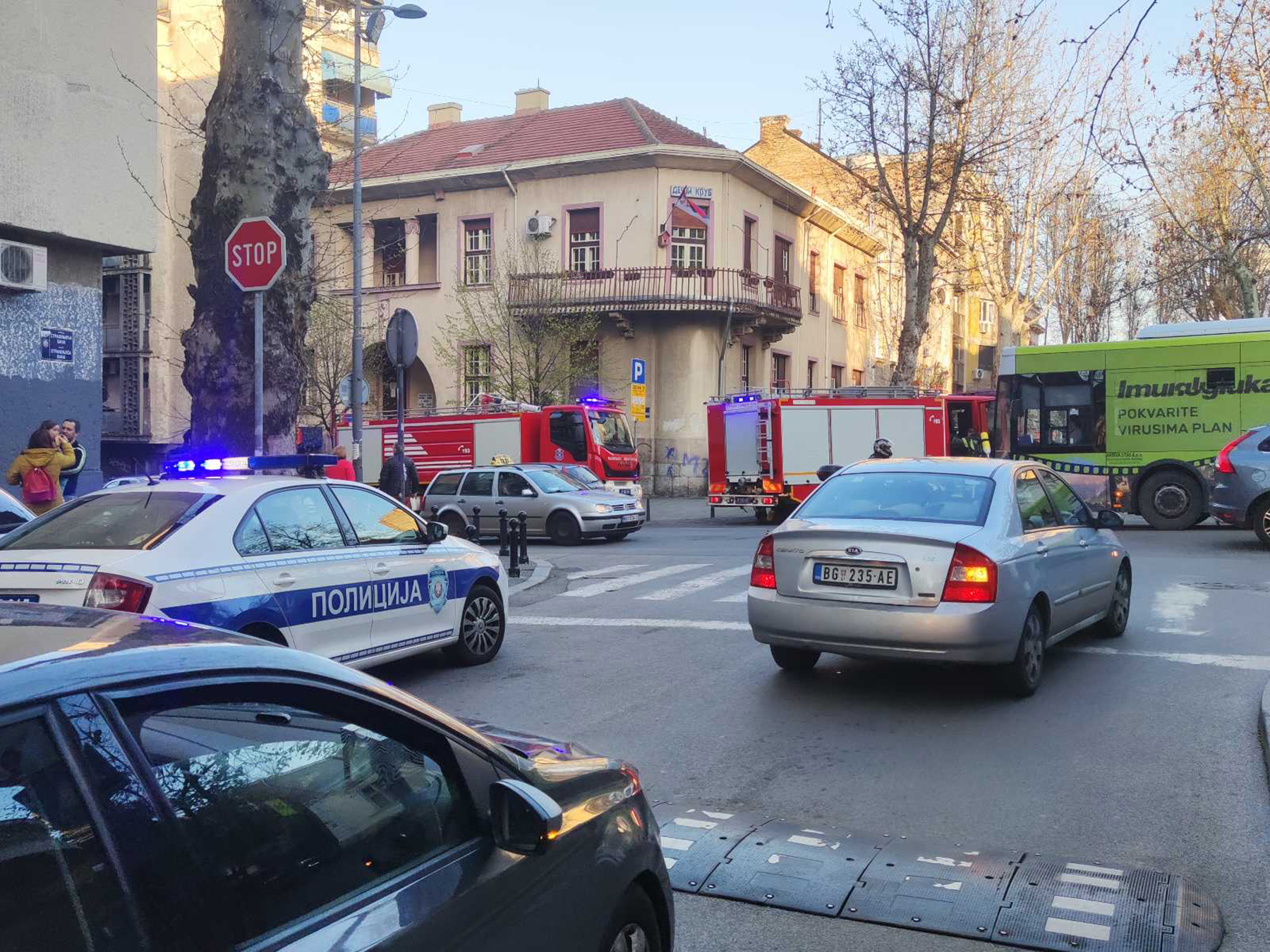Beograd 09. april 2021. Pozar na prvom spratu zgrade u Ulici Strahinjica Bana na broju 82  vatrogasci
