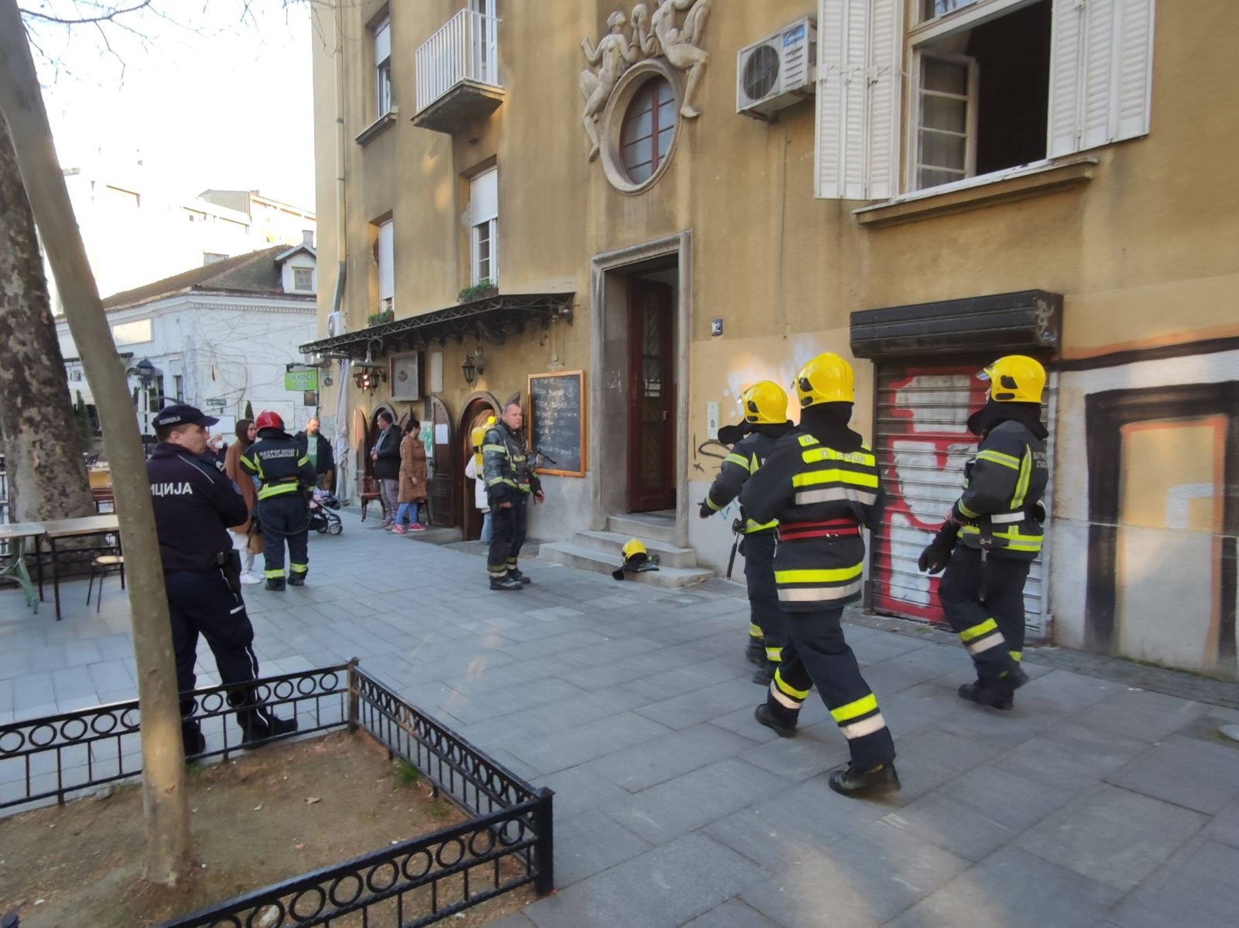 Beograd 09. april 2021. Pozar na prvom spratu zgrade u Ulici Strahinjica Bana na broju 82  vatrogasci