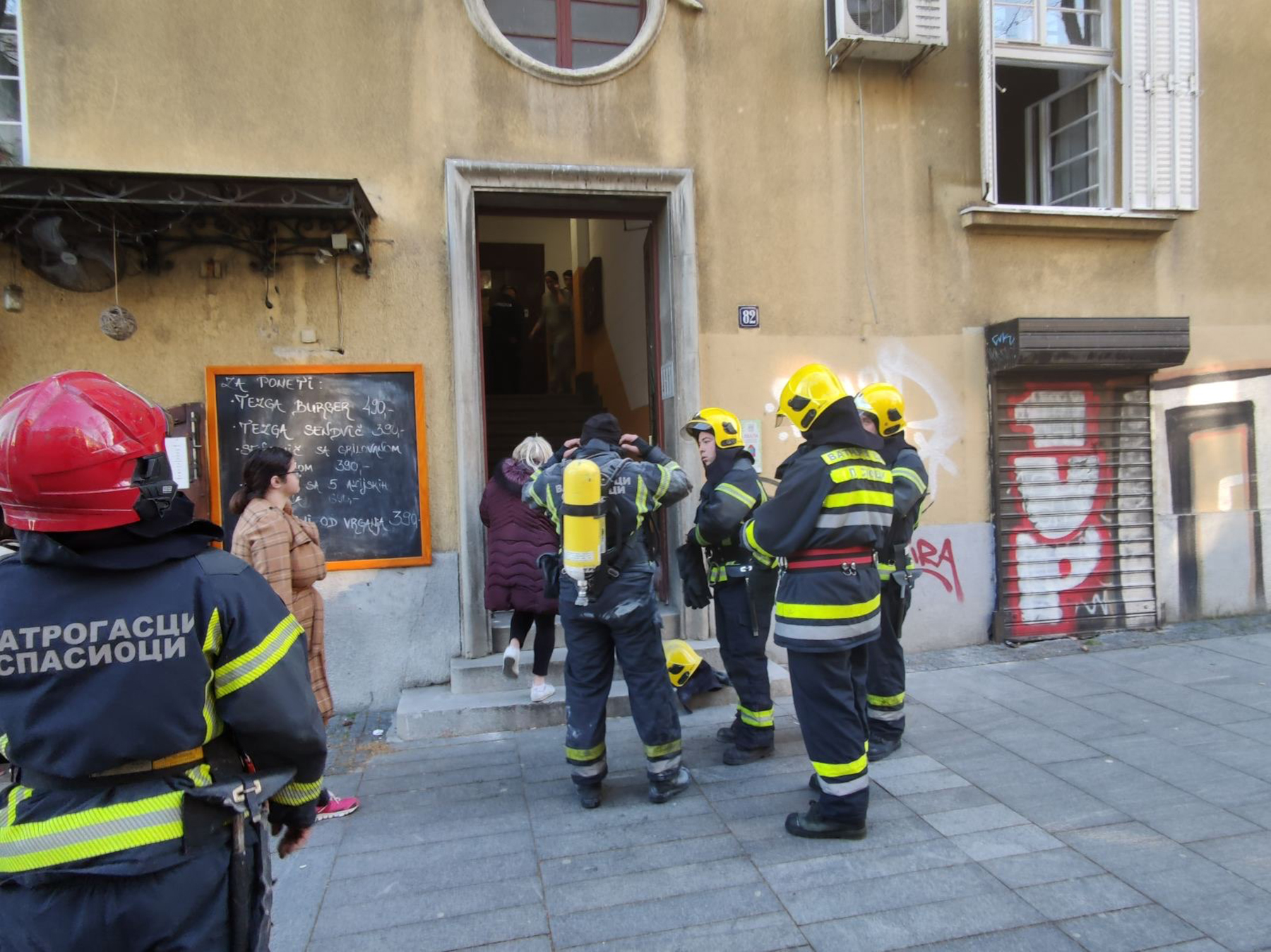 Beograd 09. april 2021. Pozar na prvom spratu zgrade u Ulici Strahinjica Bana na broju 82  vatrogasci