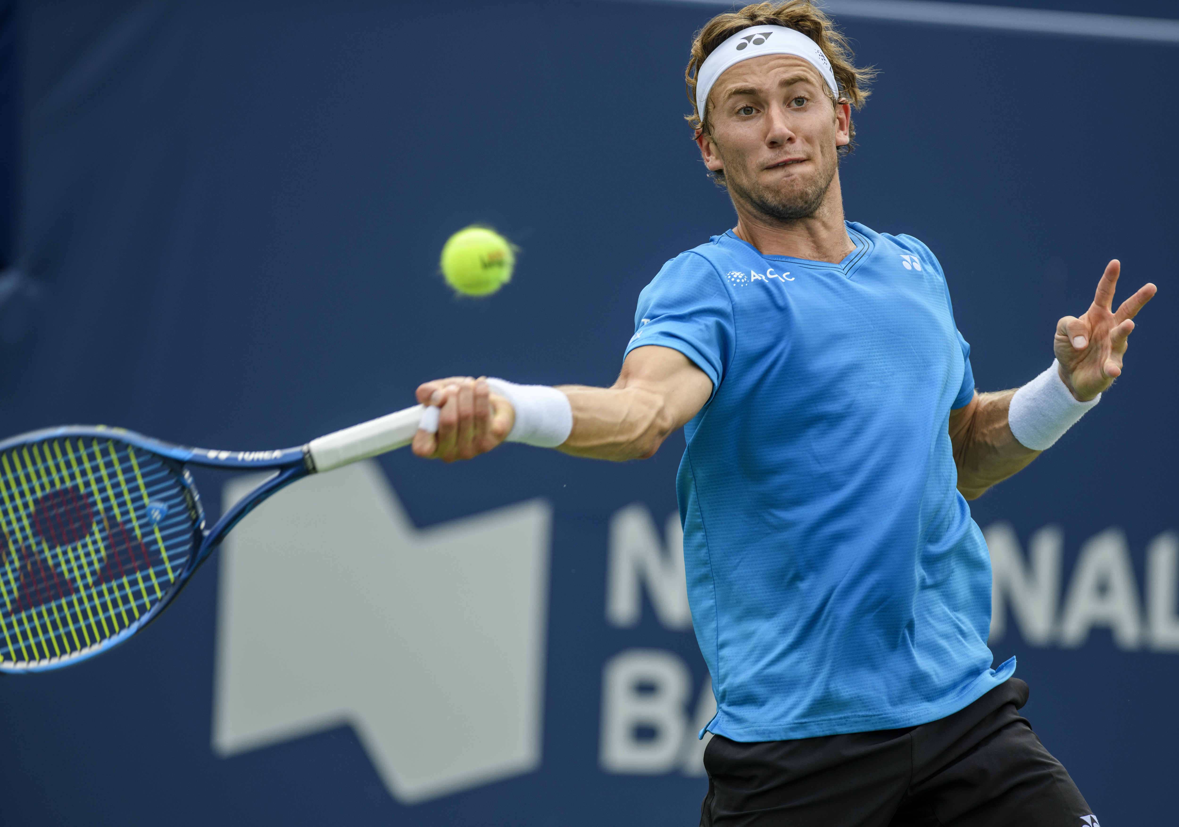 epa09412732 Casper Ruud of Norway in action against Stefanos Tsitsipas of Greece during the quarterfinals of the National Bank Open men's tennis tournament in Toronto, Canada, 13 August 2021.  EPA-EFE/WARREN TODA