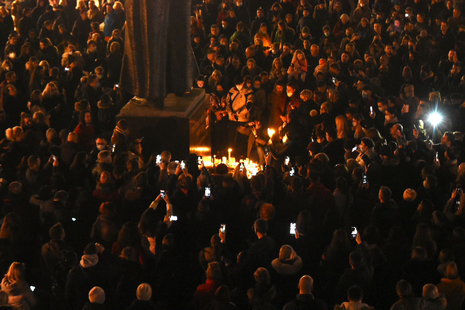 Novi Sad, 19.02.2021. Centar, Trg, Paljenje sveća, Đorđe Balašević, Djordje Balasevic, preminuo