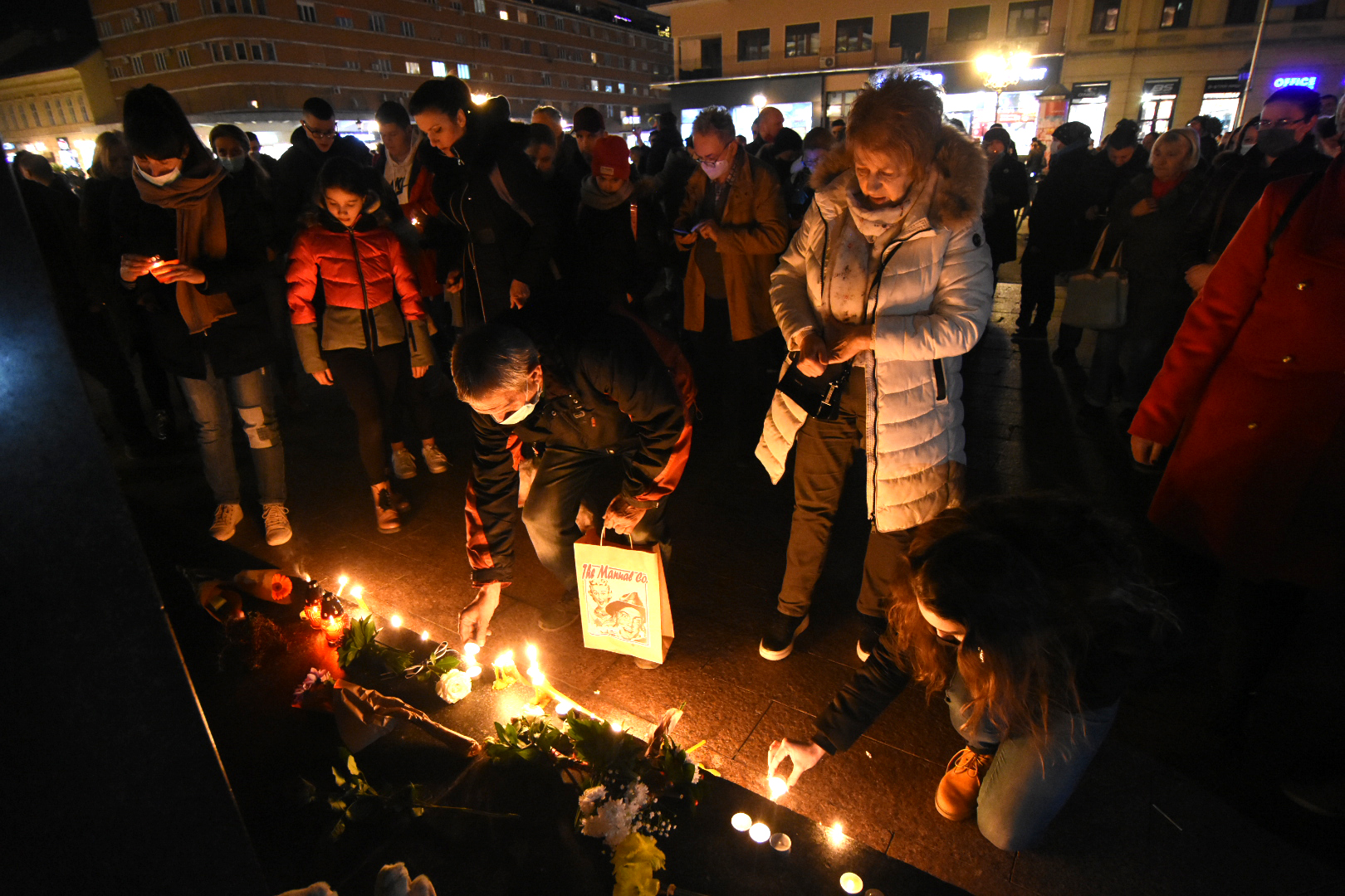 Novi Sad, 19.02.2021. Centar, Trg, Paljenje sveća, Đorđe Balašević, Djordje Balsevic, premunuo