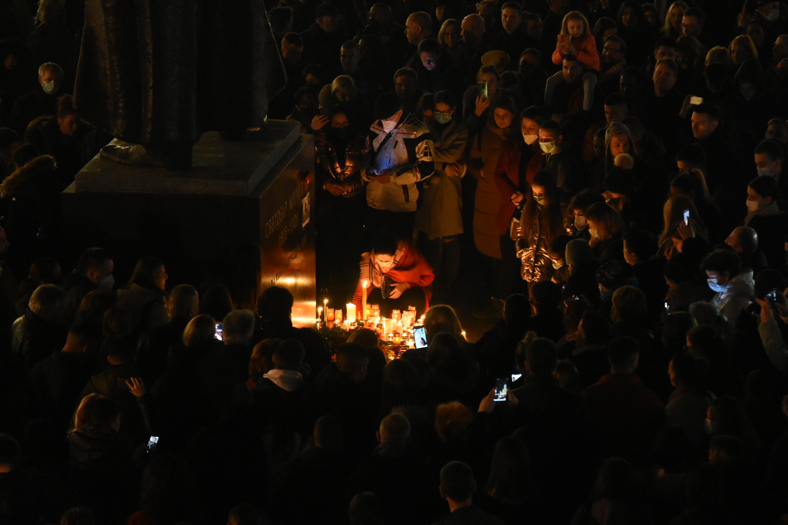 Novi Sad, 19.02.2021. Centar, Trg, Paljenje sveća, Đorđe Balašević, Djordje Balasevic, preminuo