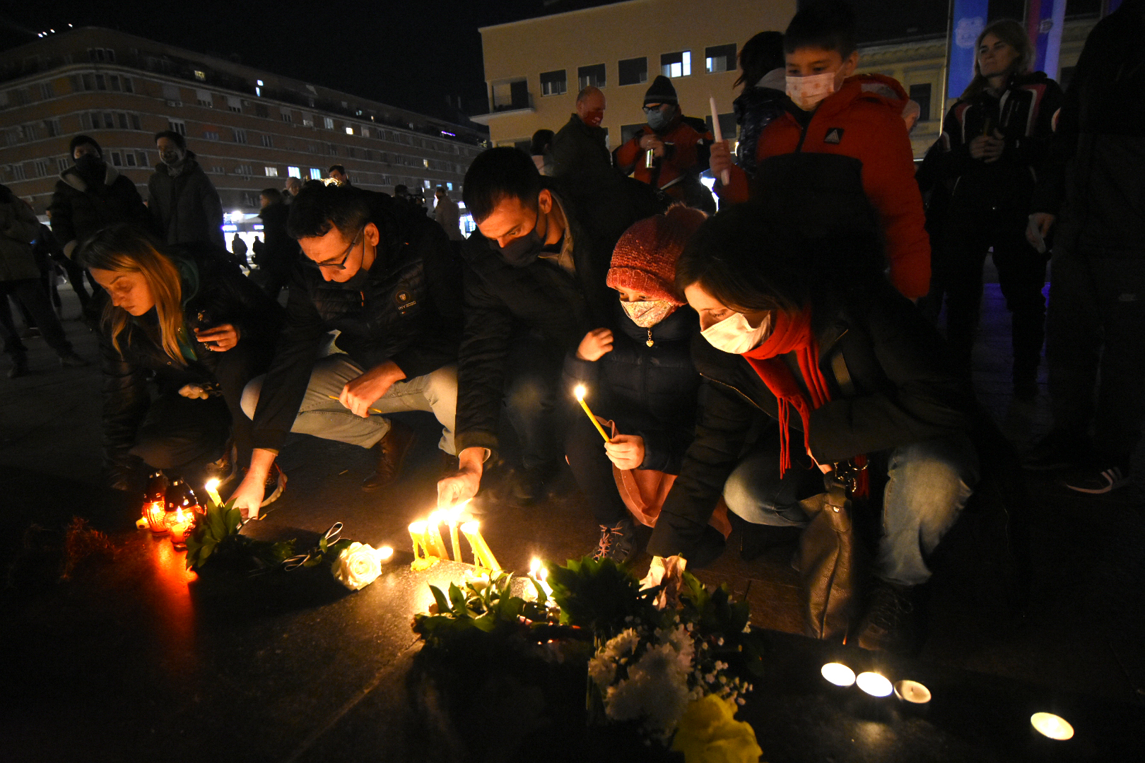 Novi Sad, 19.02.2021. Centar, Trg, Paljenje sveća, Đorđe Balašević, Djordje Balasevic, preminuo