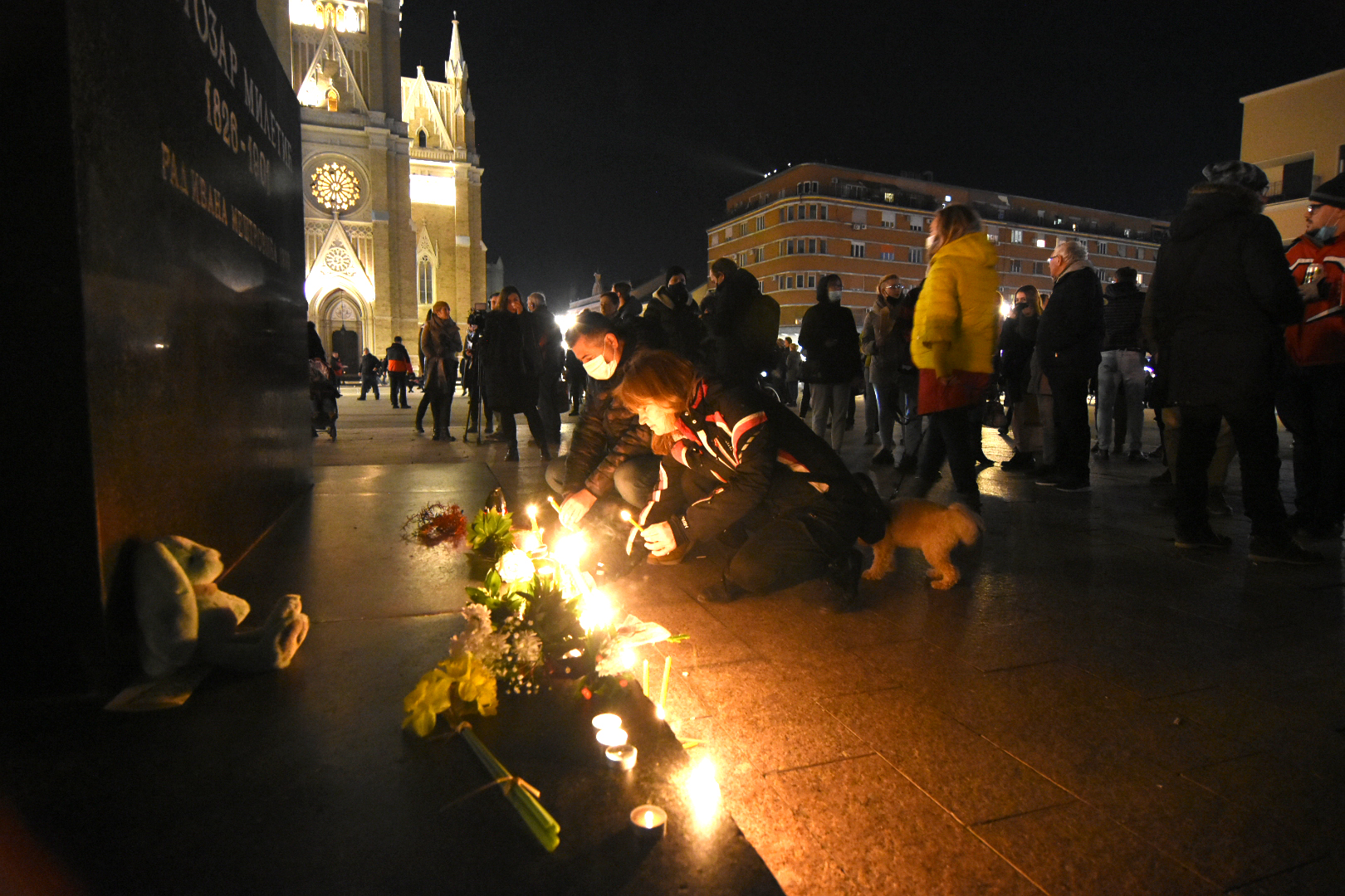 Novi Sad, 19.02.2021. Centar, Trg, Paljenje sveća, Đorđe Balašević, Djordje Balasevic, preminuo