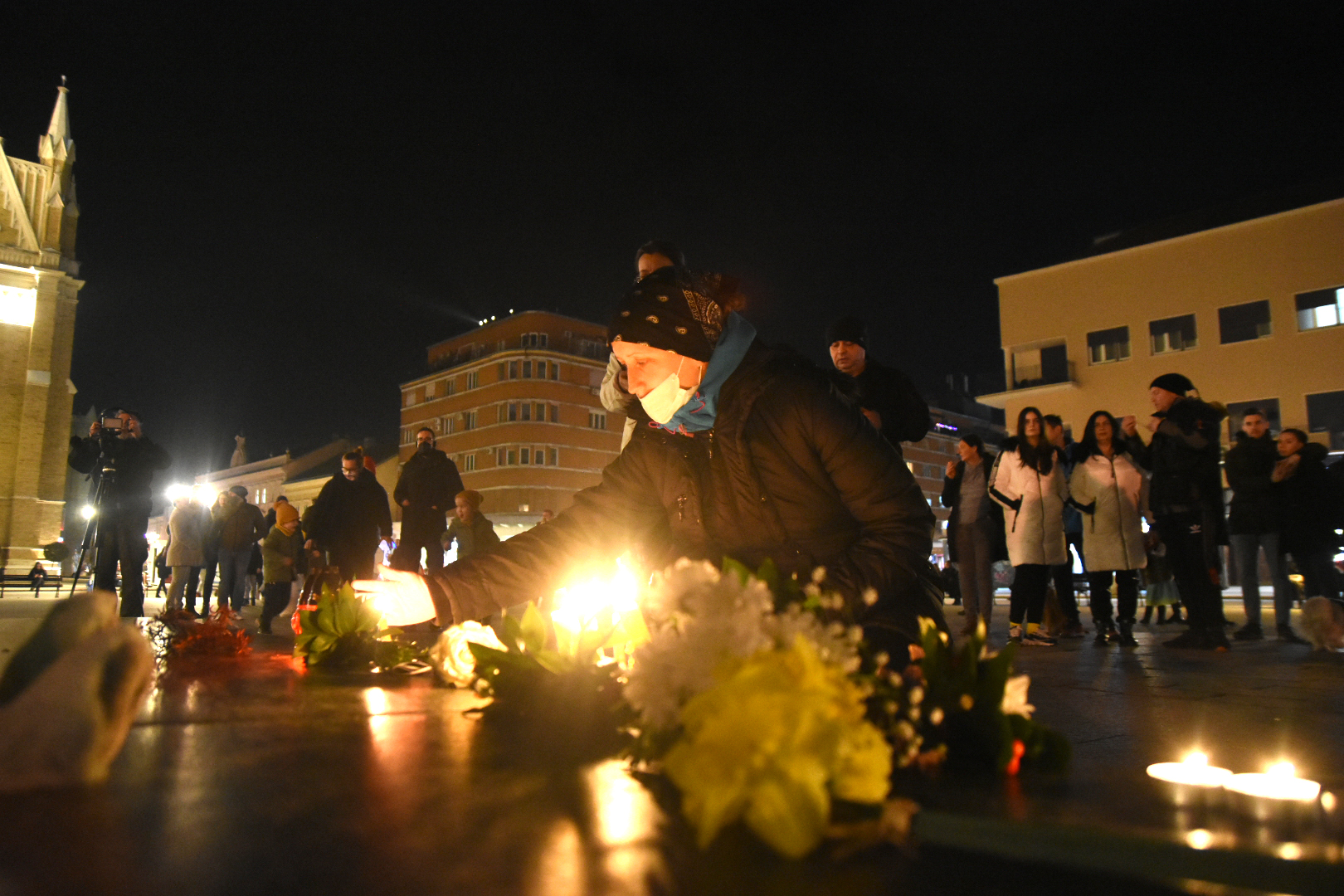Novi Sad, 19.02.2021. Centar, Trg, Paljenje sveća, Đorđe Balašević, Djordje Balasevic, preminuo