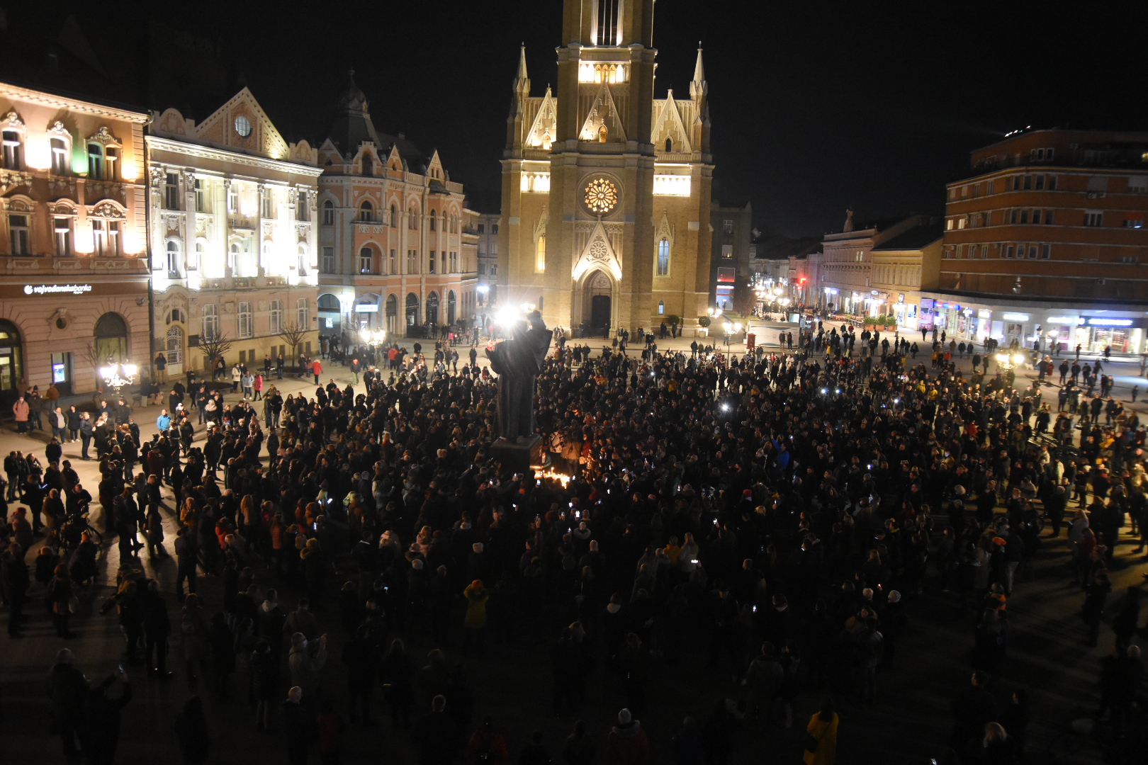 Novi Sad, 19.02.2021. Centar, Trg, Paljenje sveća, Đorđe Balašević, Djordje Balasevic, preminuo