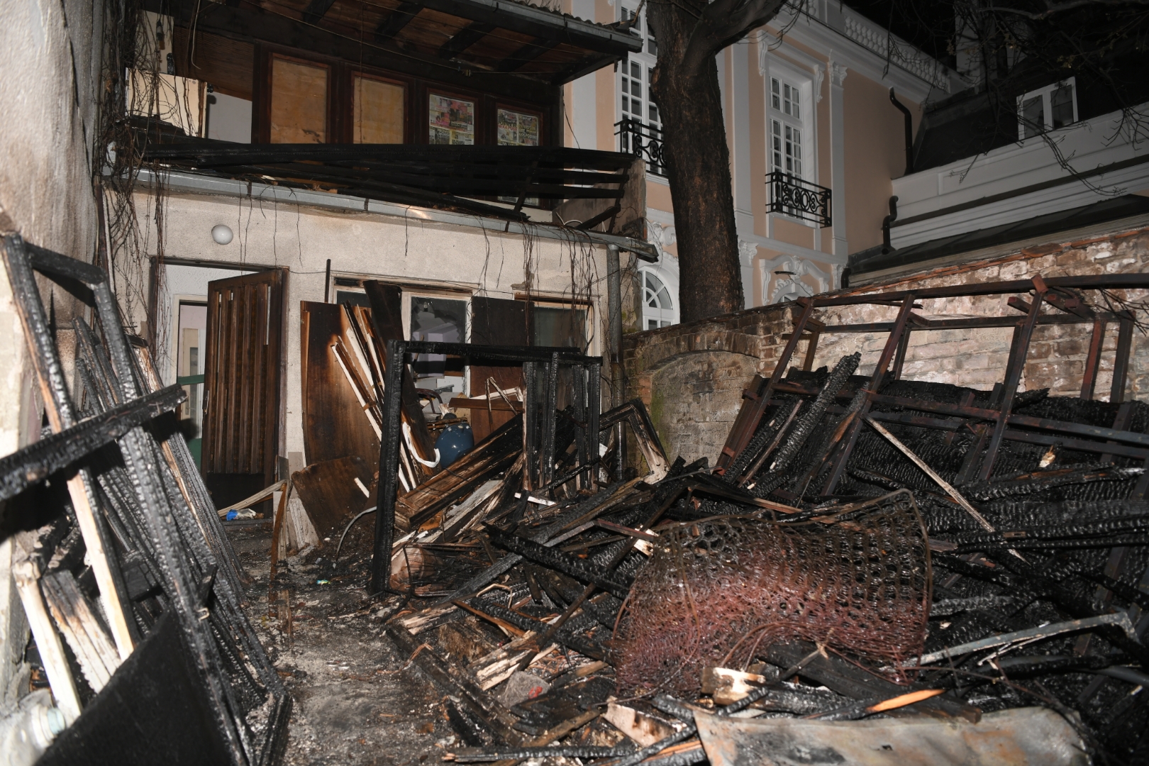 Beograd 13. april 2021. Pozar u Francuskoj ulici kod broja 19, vatrogasci Foto:Dragan Mujan/Nova.rs